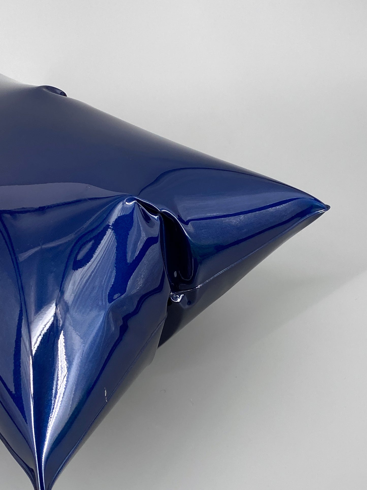 Metallkissen, Pop-Art Kunstobjekt, metallic blau lackiert