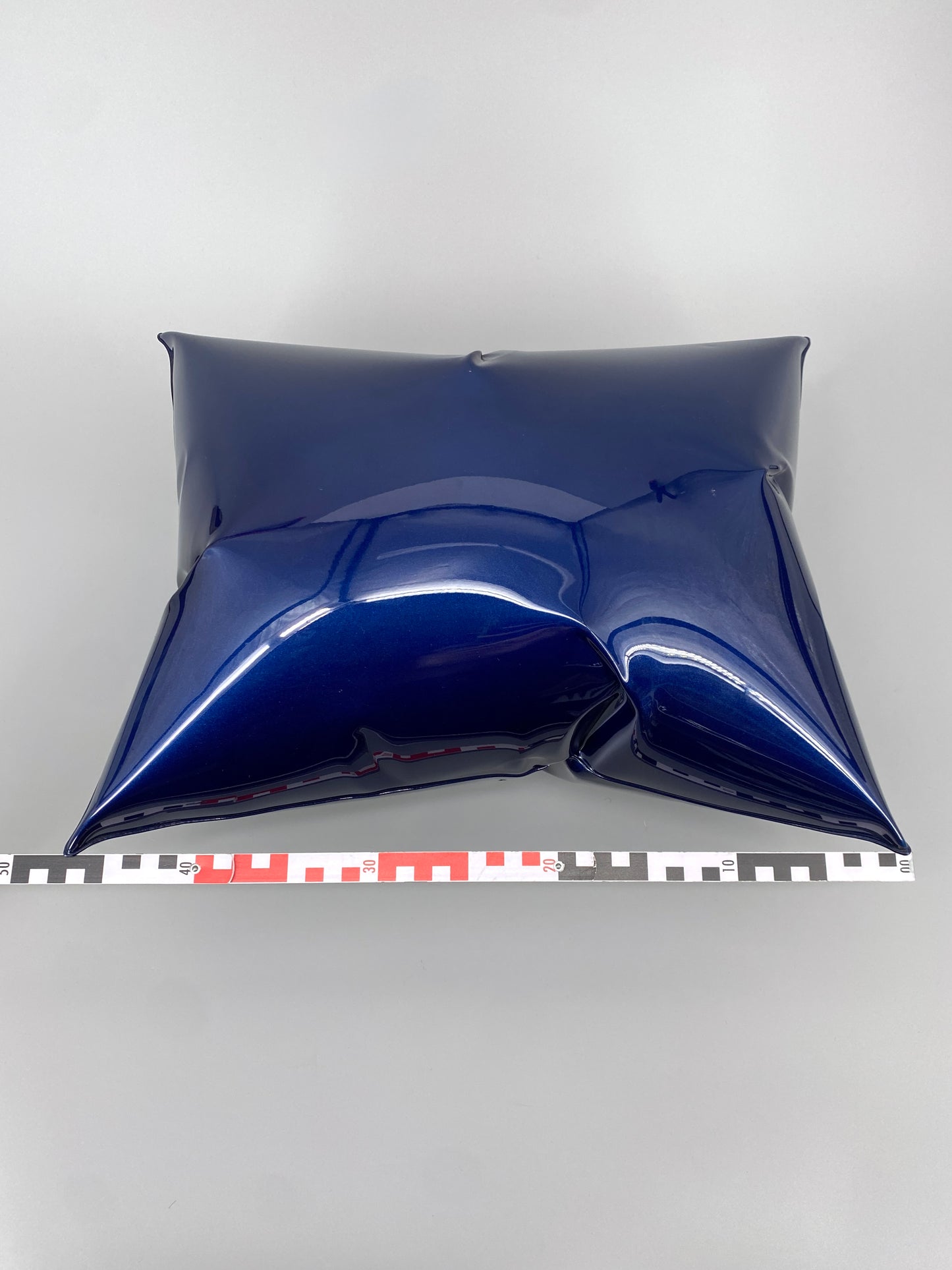 Metallkissen, Pop-Art Kunstobjekt, metallic blau lackiert