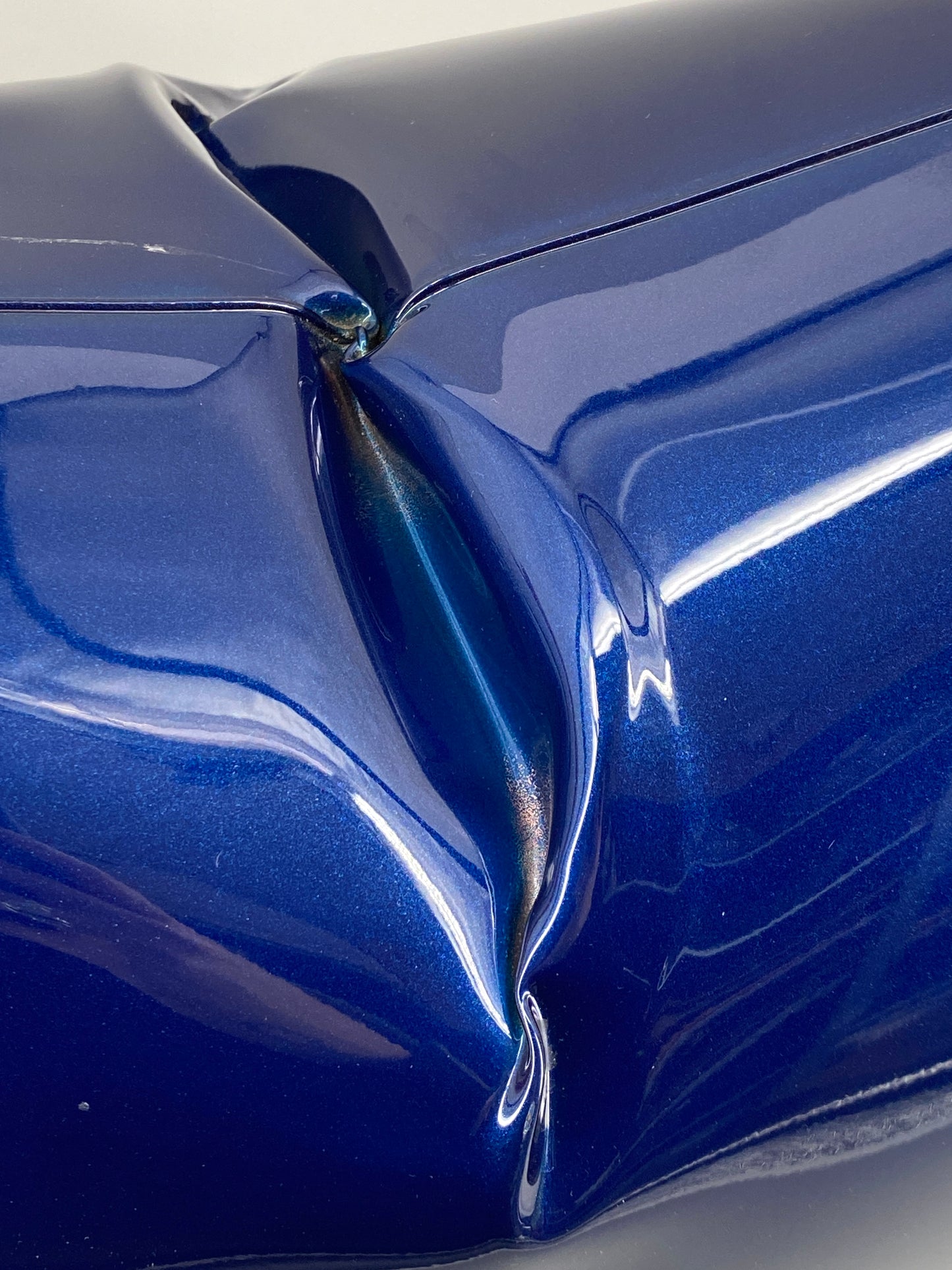 Metallkissen, Pop-Art Kunstobjekt, metallic blau lackiert