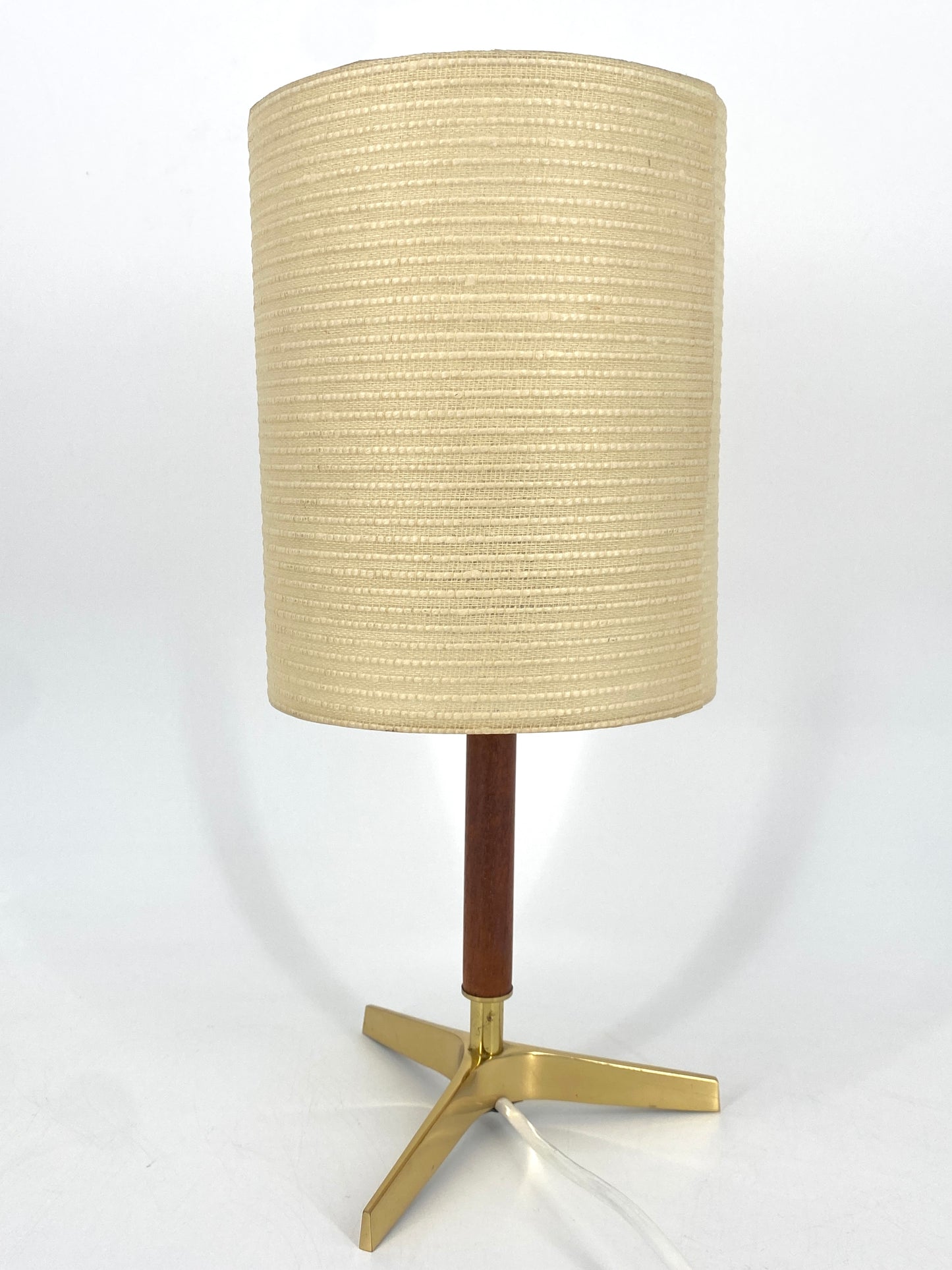 Tischlampe mit Messing Dreifuß und Teak, Mid Century Design 1950er