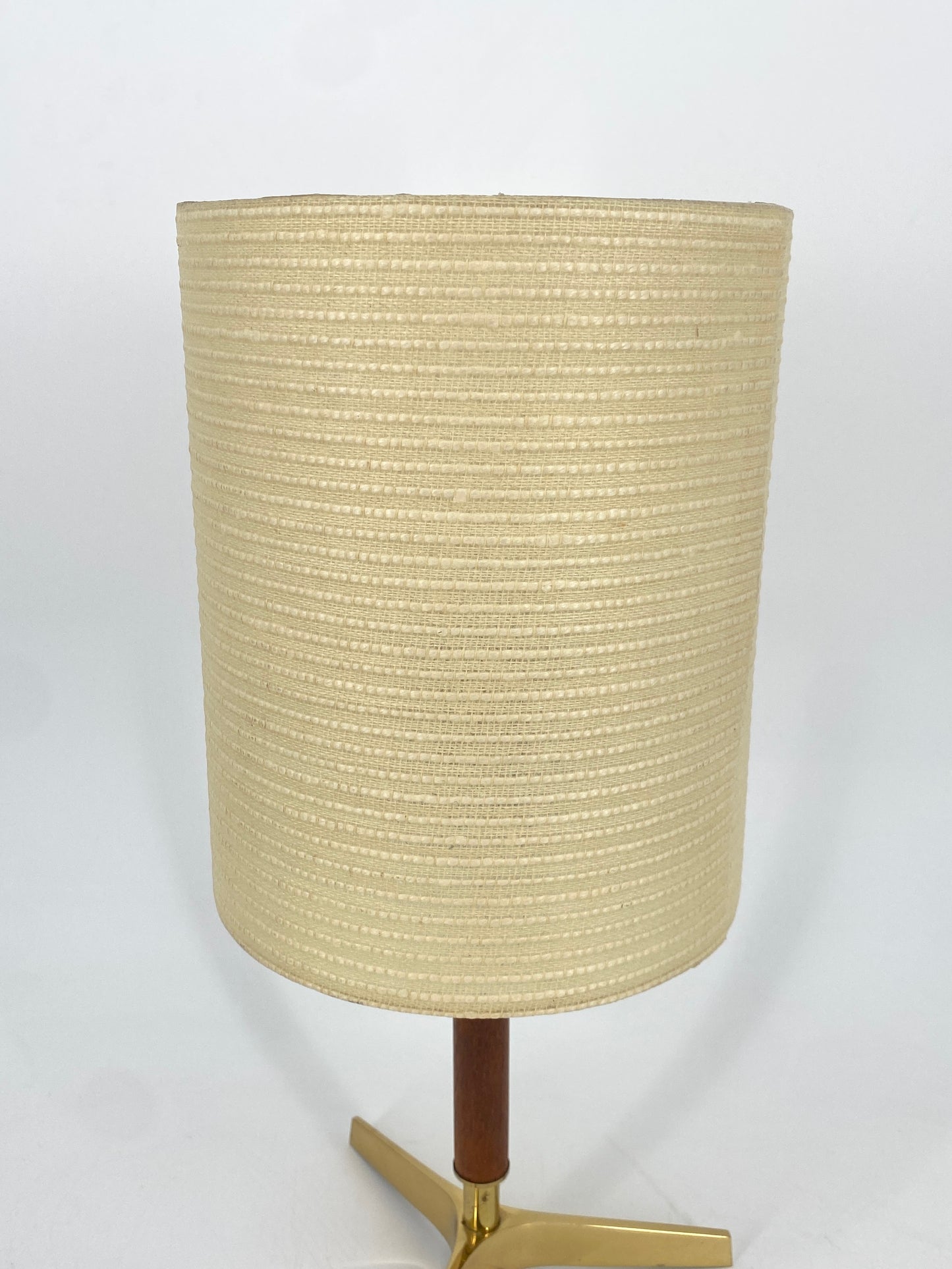 Tischlampe mit Messing Dreifuß und Teak, Mid Century Design 1950er