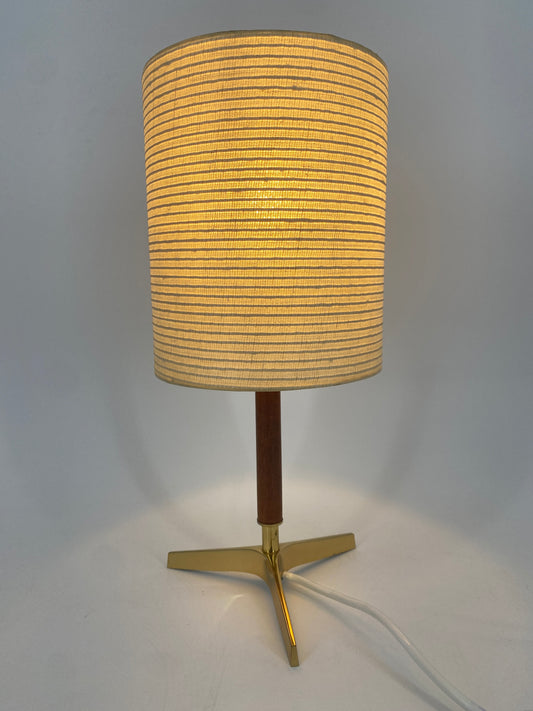 Tischlampe mit Messing Dreifuß und Teak, Mid Century Design 1950er
