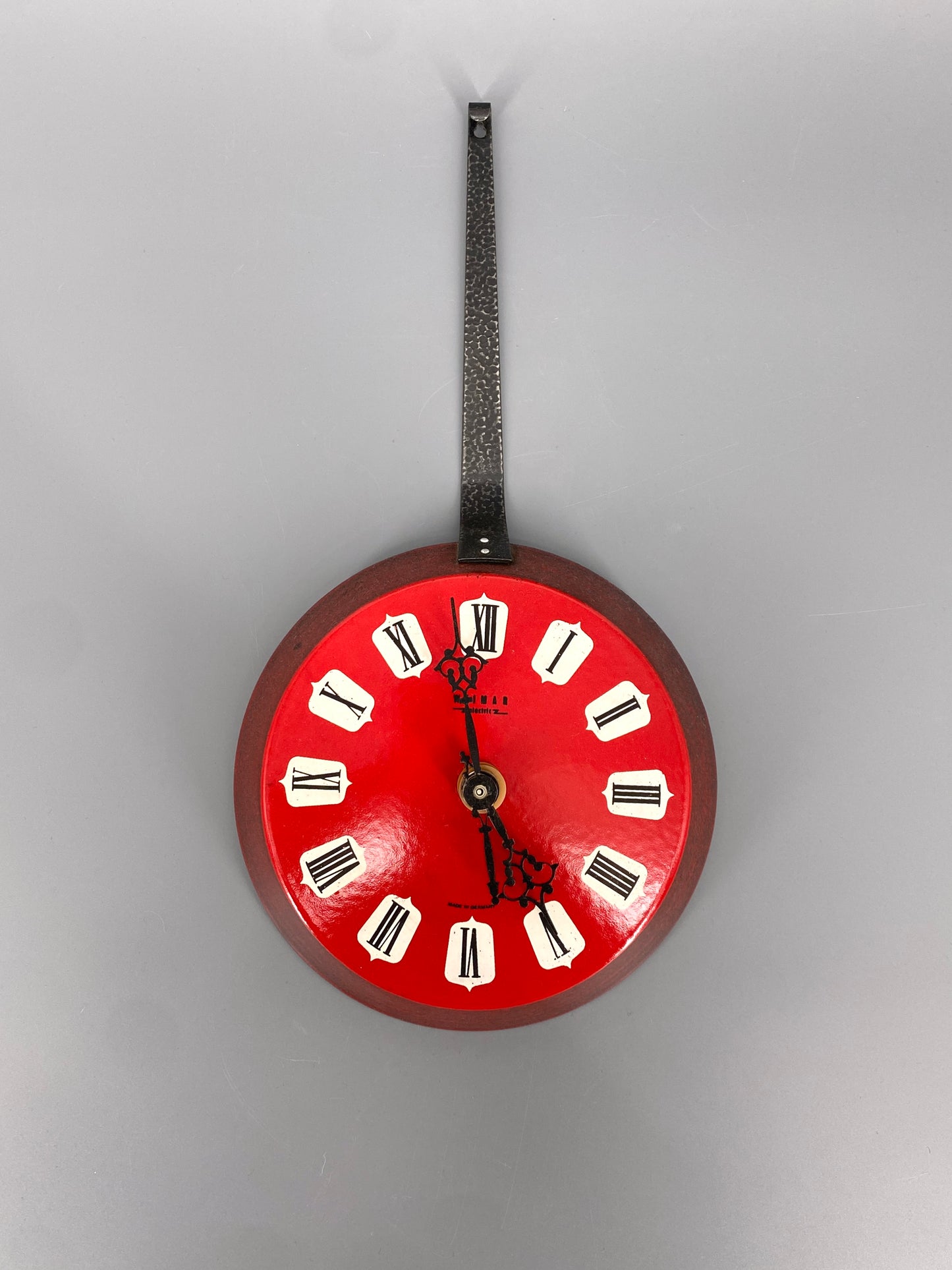 Rote Wanduhr "Pfanne" von Weimar electric, DDR
