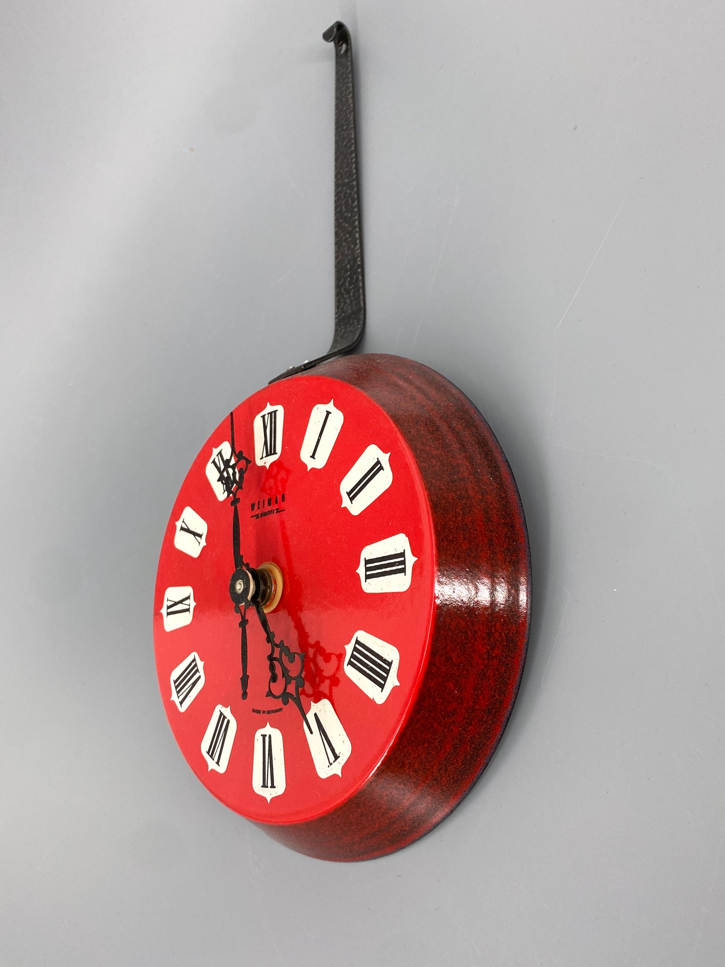 Rote Wanduhr "Pfanne" von Weimar electric, DDR