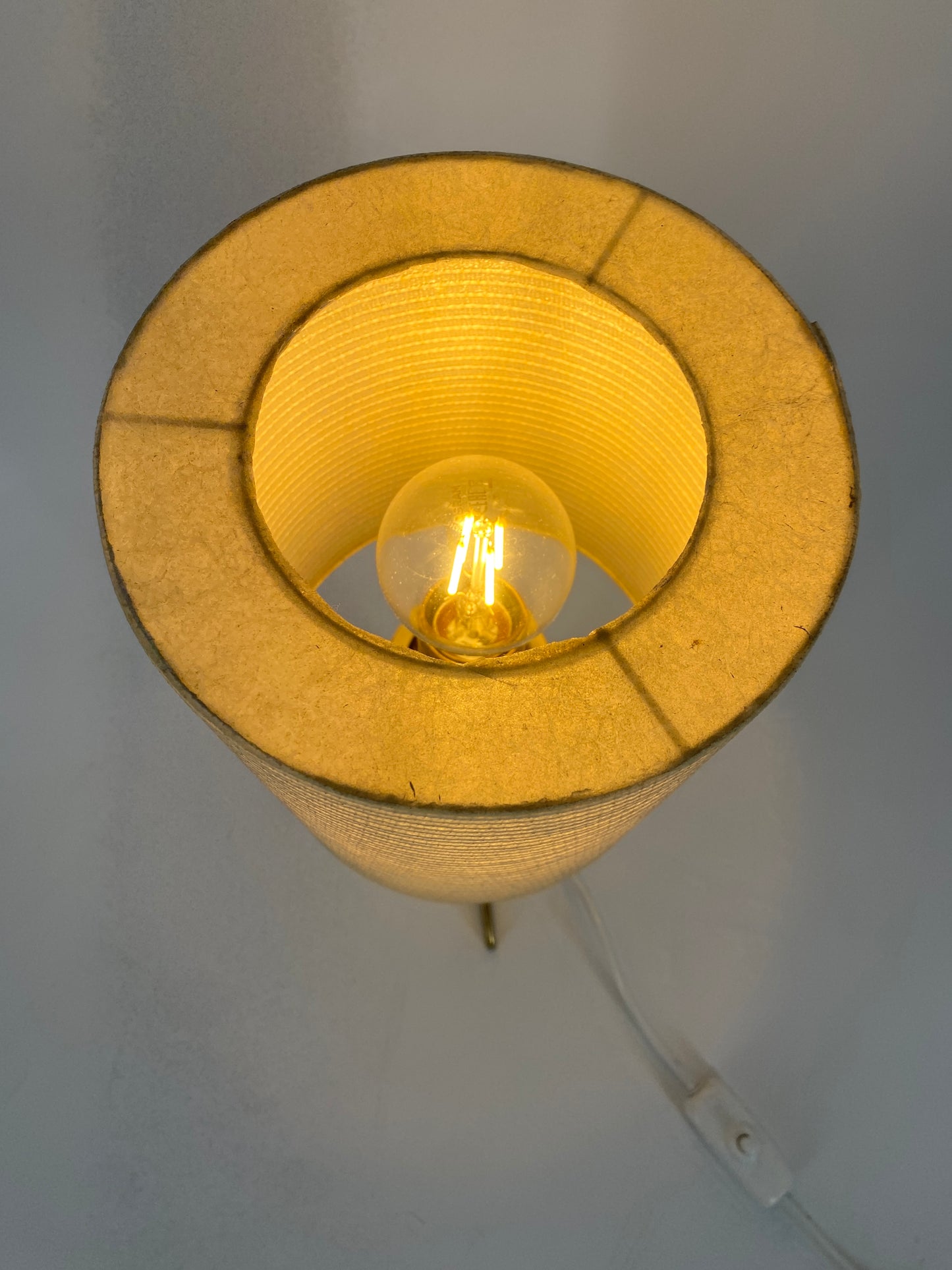 Tischlampe mit Messing Dreifuß und Teak, Mid Century Design 1950er