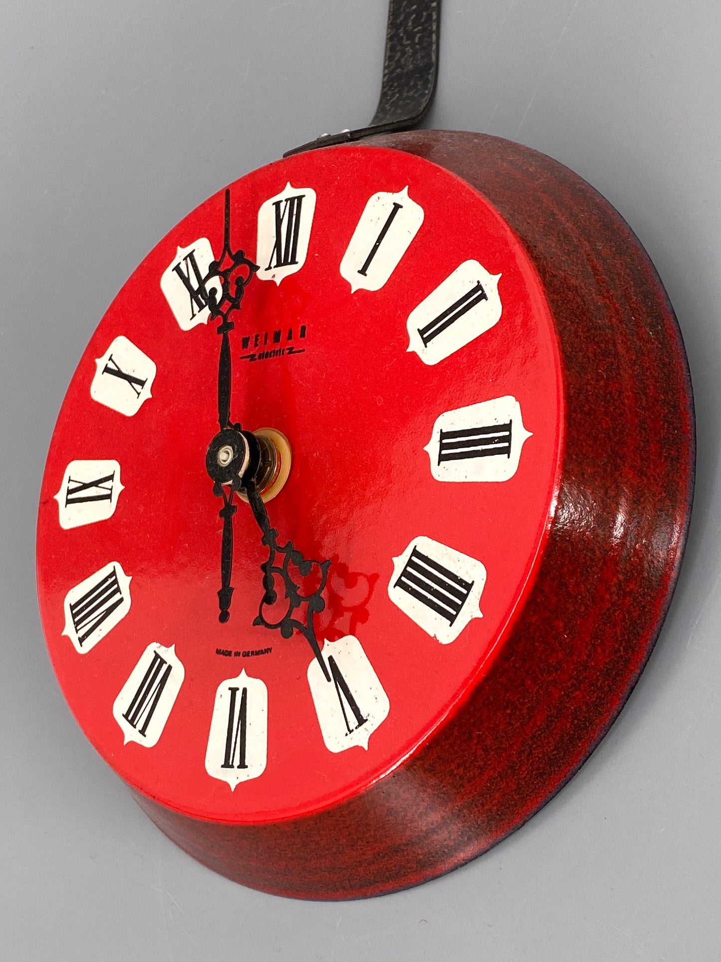 Rote Wanduhr "Pfanne" von Weimar electric, DDR