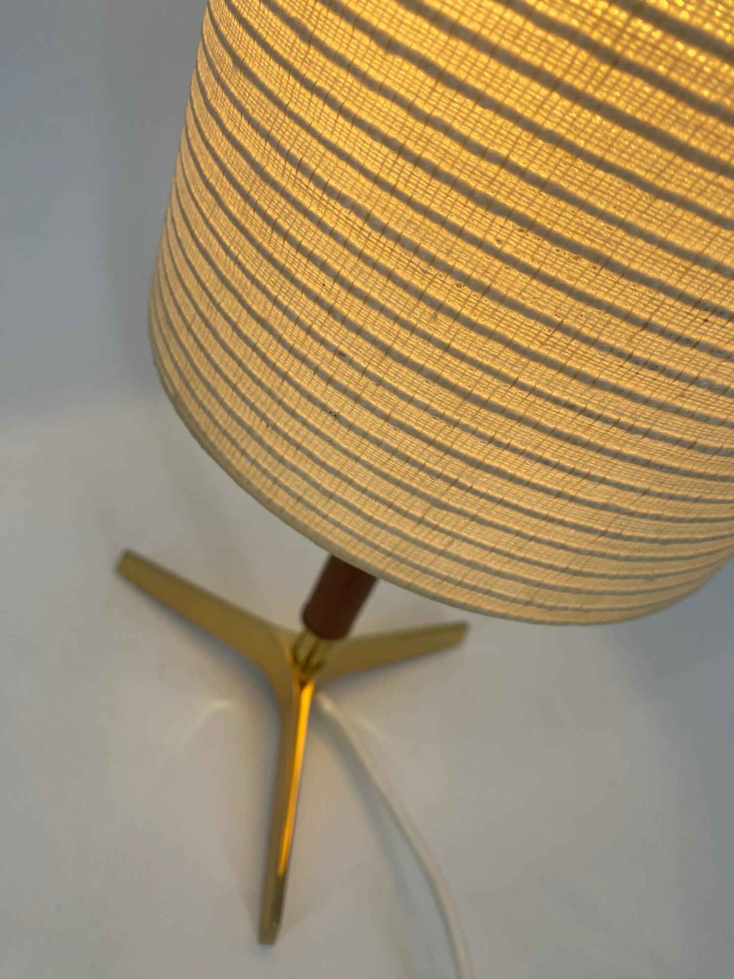 Tischlampe mit Messing Dreifuß und Teak, Mid Century Design 1950er