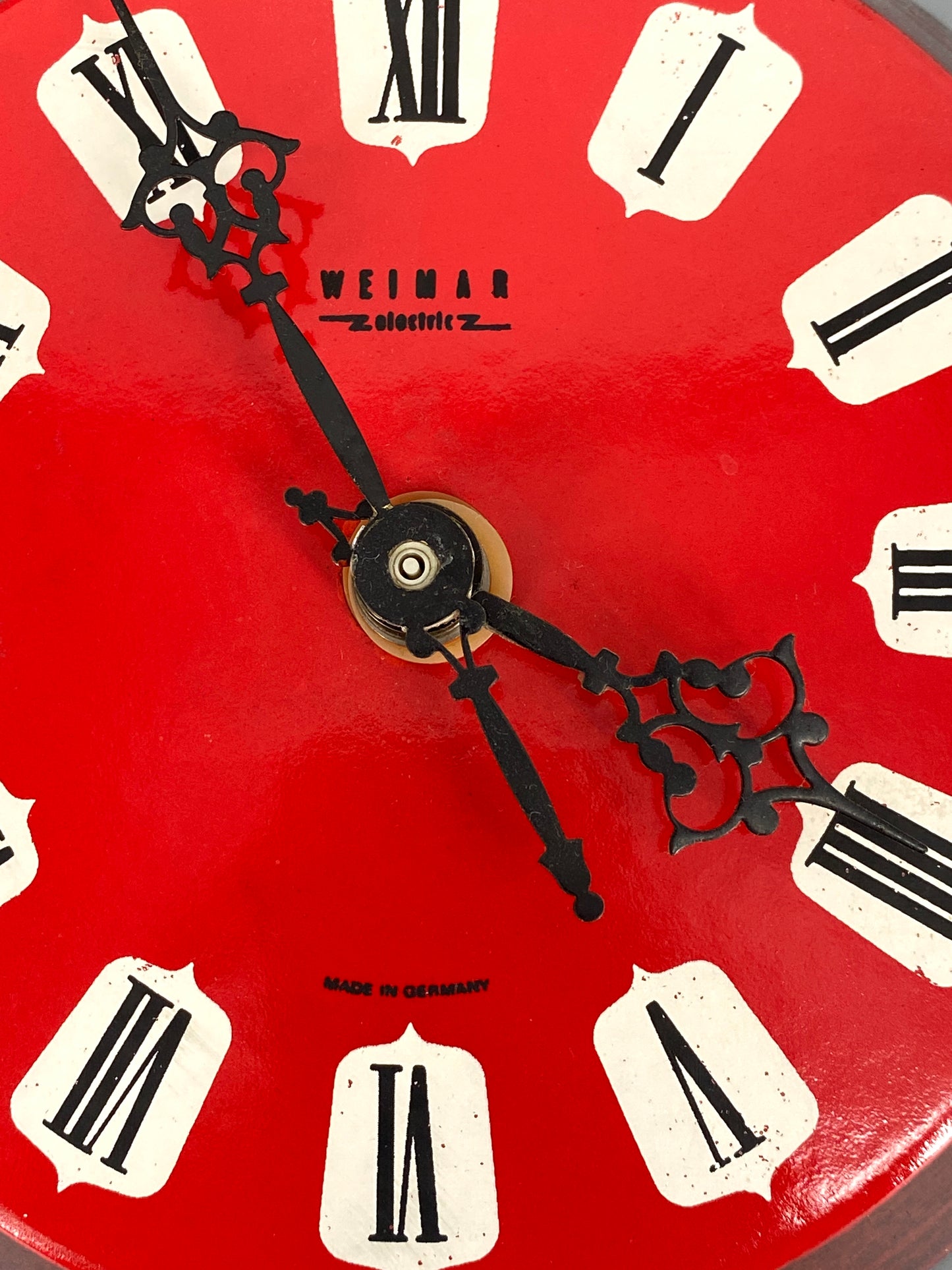 Rote Wanduhr "Pfanne" von Weimar electric, DDR