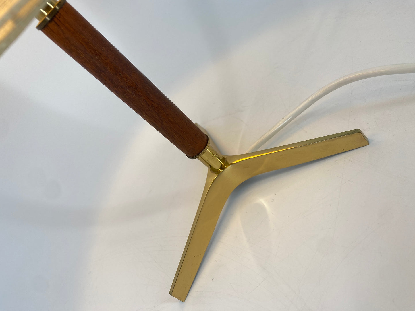 Tischlampe mit Messing Dreifuß und Teak, Mid Century Design 1950er
