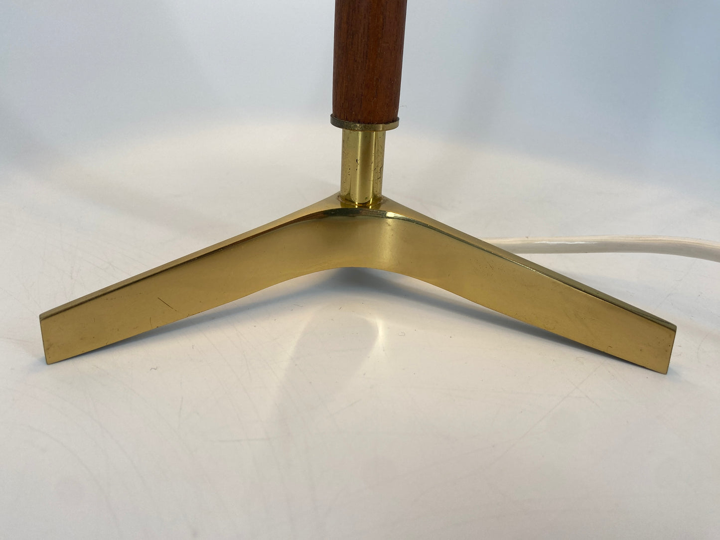 Tischlampe mit Messing Dreifuß und Teak, Mid Century Design 1950er