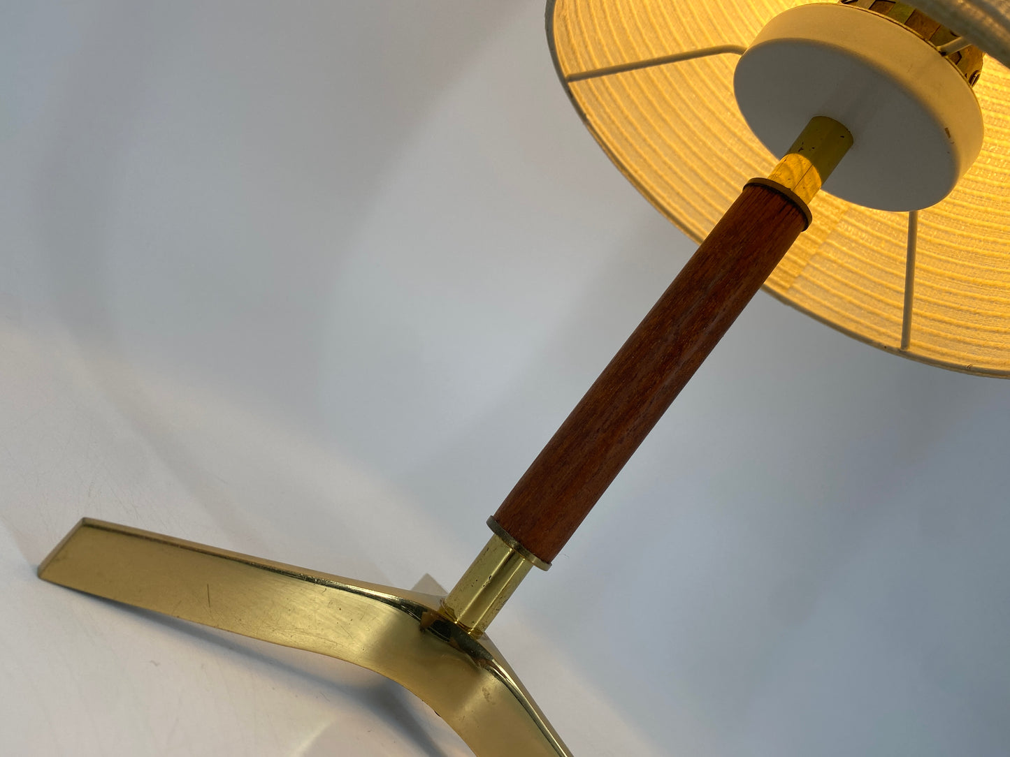 Tischlampe mit Messing Dreifuß und Teak, Mid Century Design 1950er