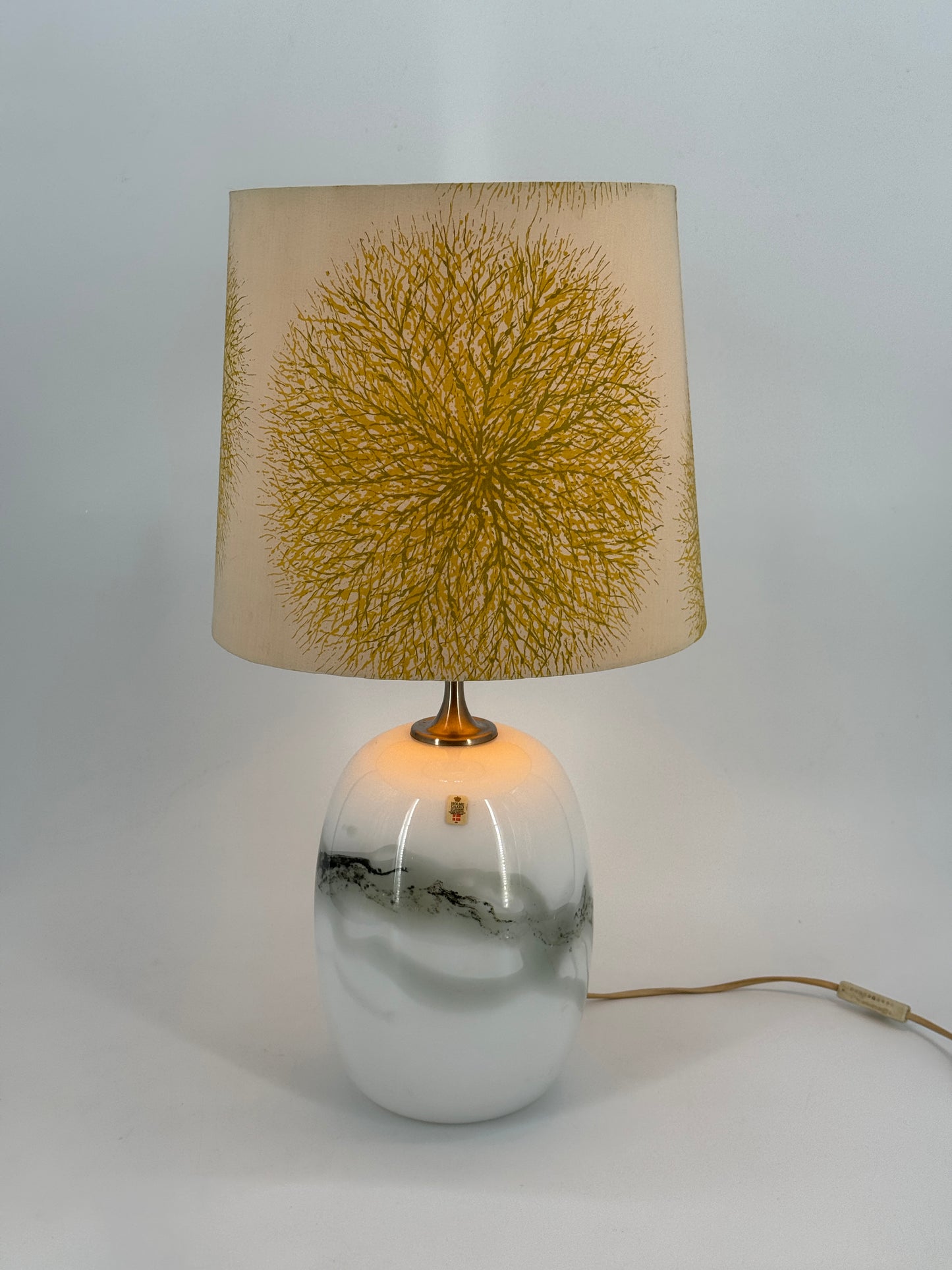 Tischlampe "Sakura Bordlampe" von Michael Bang für Holmgaard mit Glassockel, Dänemark 70er