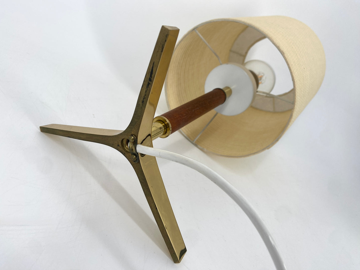 Tischlampe mit Messing Dreifuß und Teak, Mid Century Design 1950er