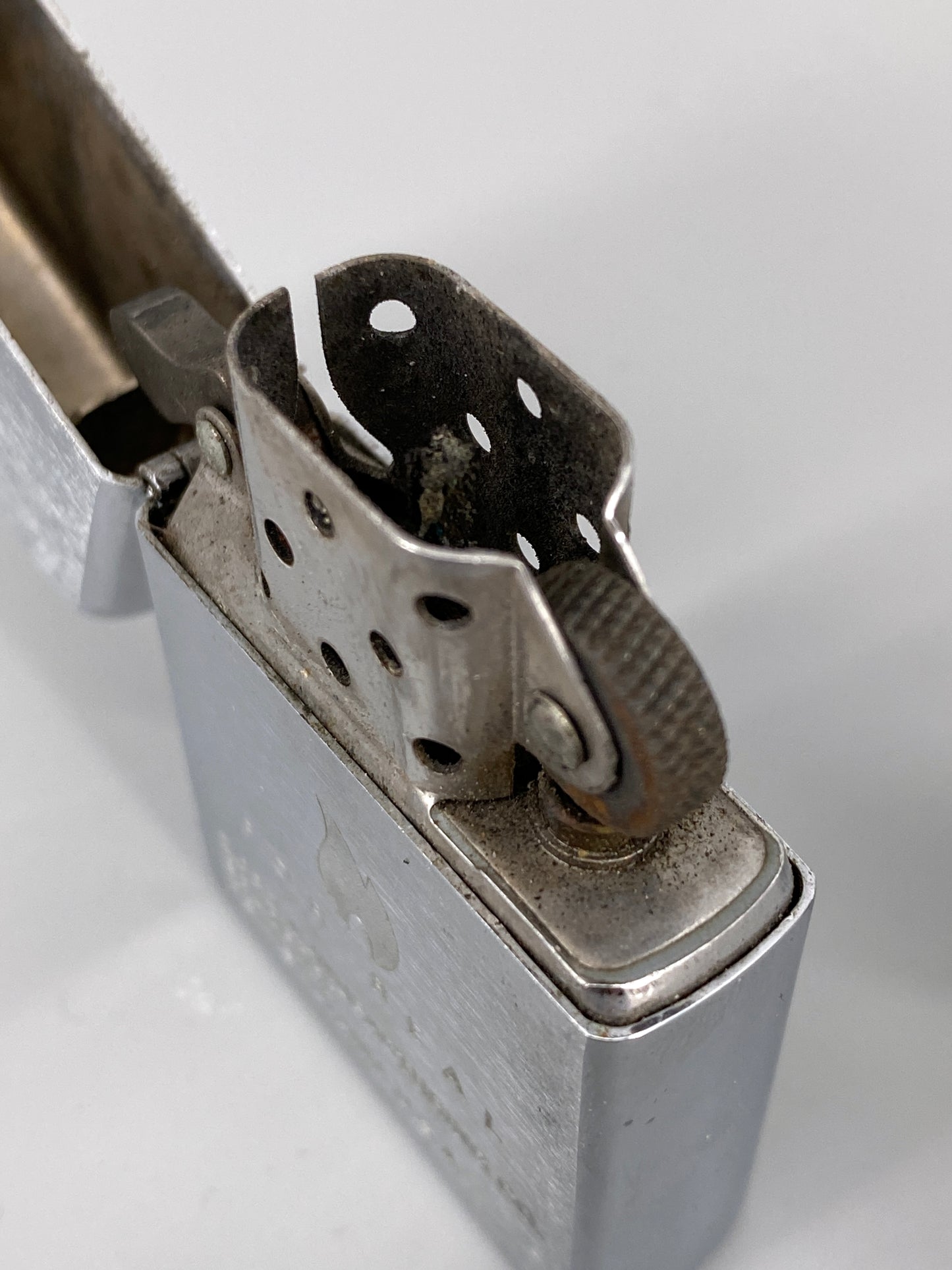 2 Zippo Benzinfeuerzeuge, "Marlboro" und "For Real"