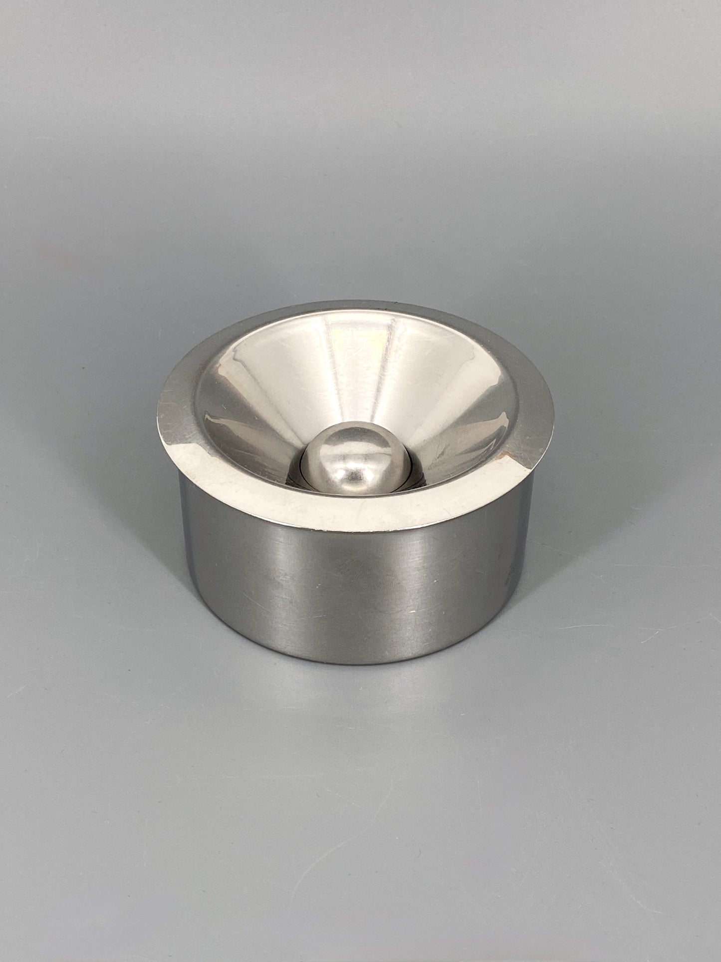 Aschenbecher von Alessi, Entwurf Marianne Brandt, Bauhaus