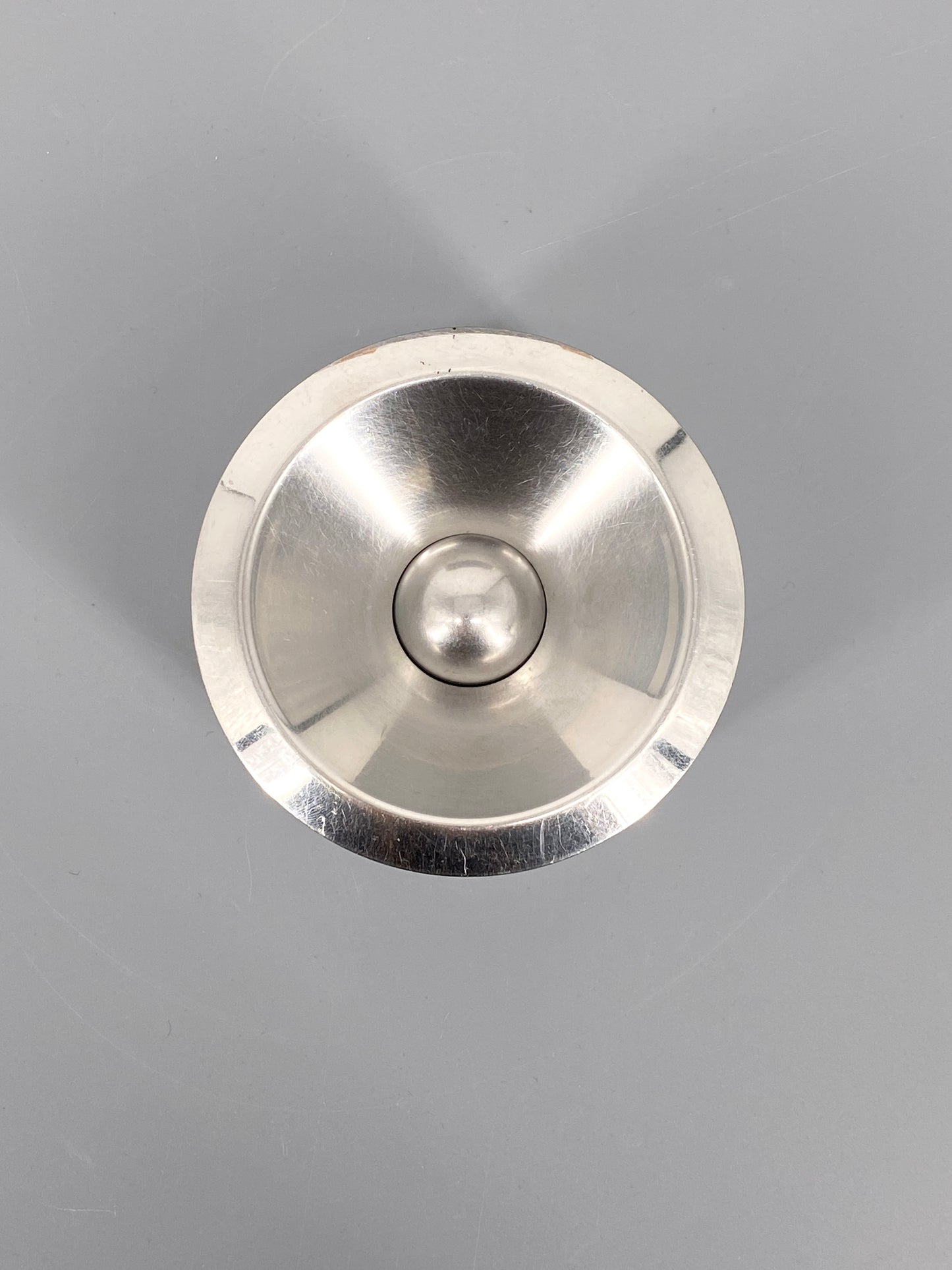 Aschenbecher von Alessi, Entwurf Marianne Brandt, Bauhaus