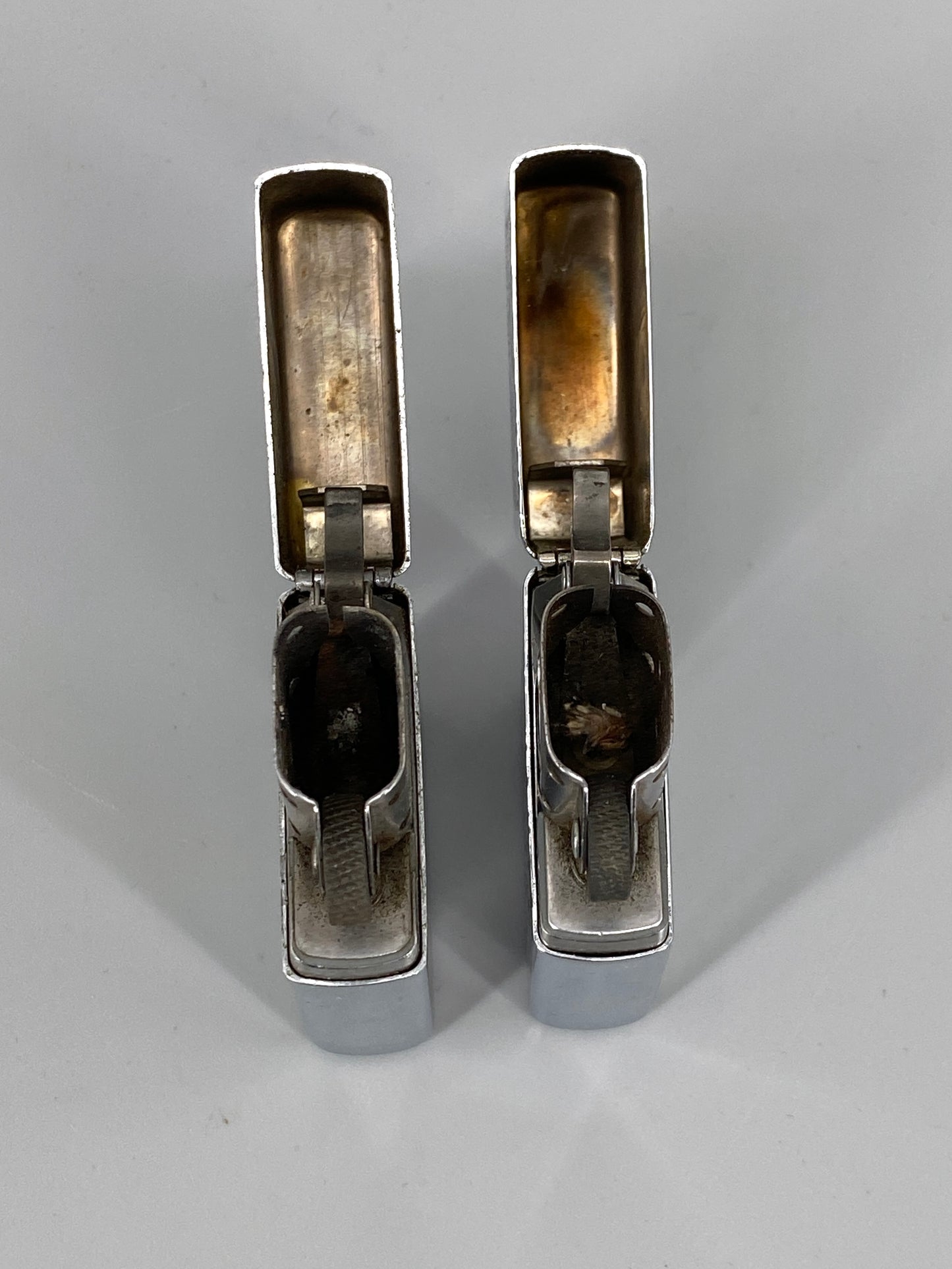 2 Zippo Benzinfeuerzeuge, "Marlboro" und "For Real"