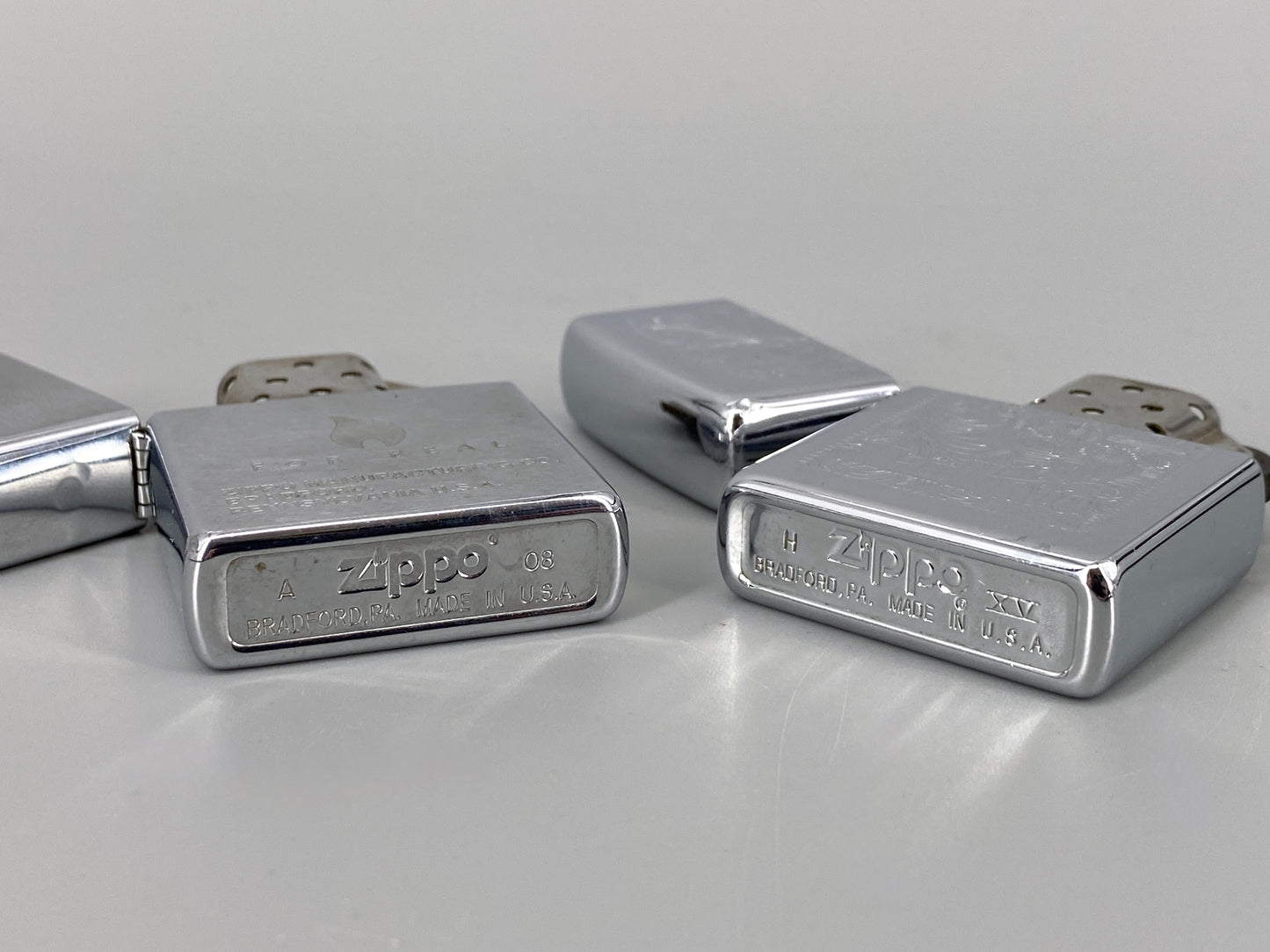 2 Zippo Benzinfeuerzeuge, "Marlboro" und "For Real"