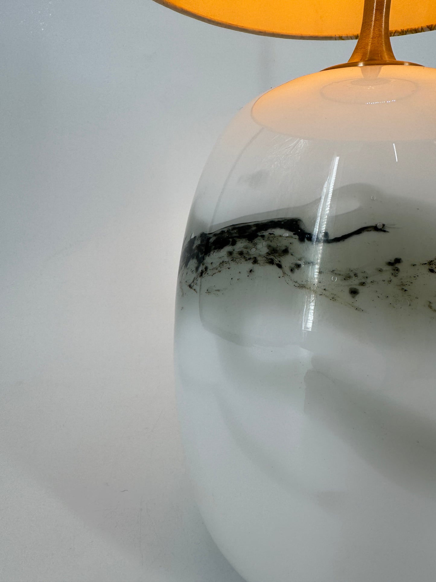 Tischlampe "Sakura Bordlampe" von Michael Bang für Holmgaard mit Glassockel, Dänemark 70er