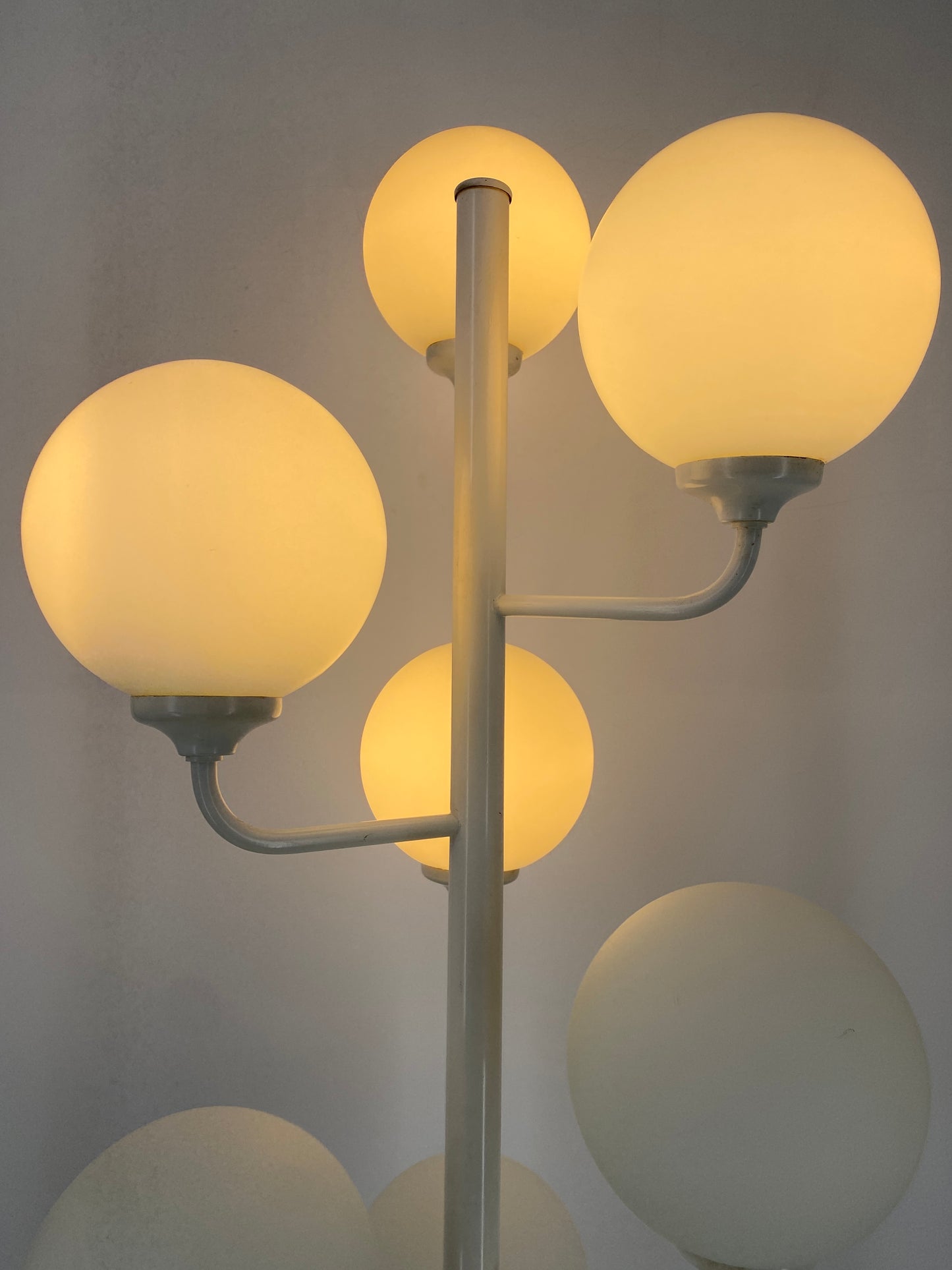 Space Age Design Stehlampe mit 9 Satin-Glaskugeln, Deutschland 1970er