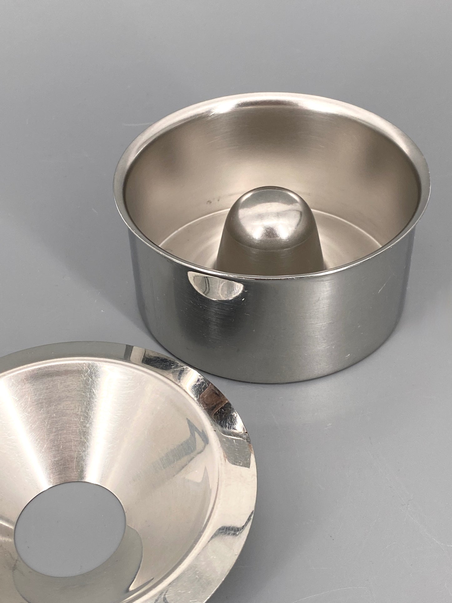Aschenbecher von Alessi, Entwurf Marianne Brandt, Bauhaus