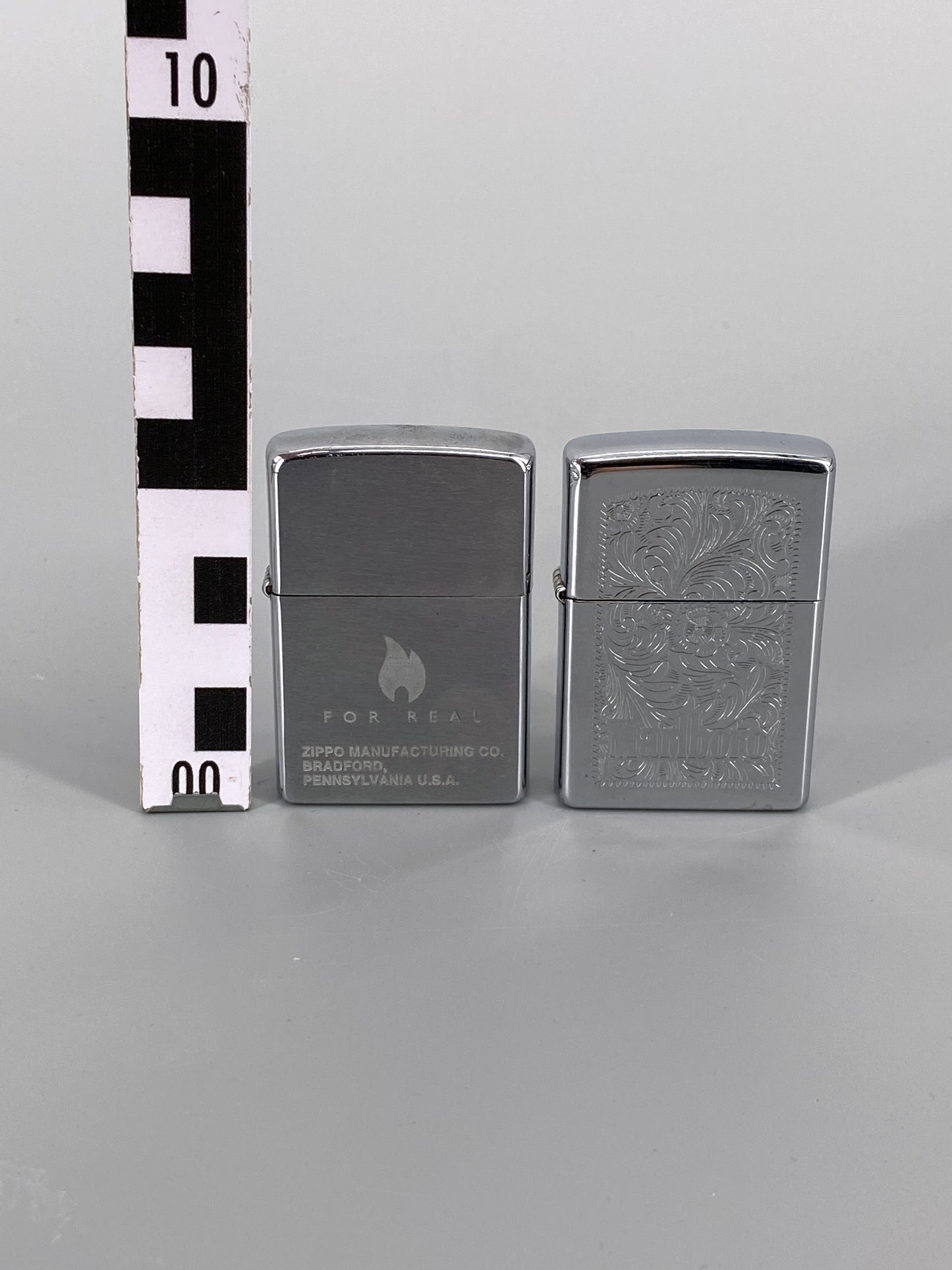 2 Zippo Benzinfeuerzeuge, "Marlboro" und "For Real"