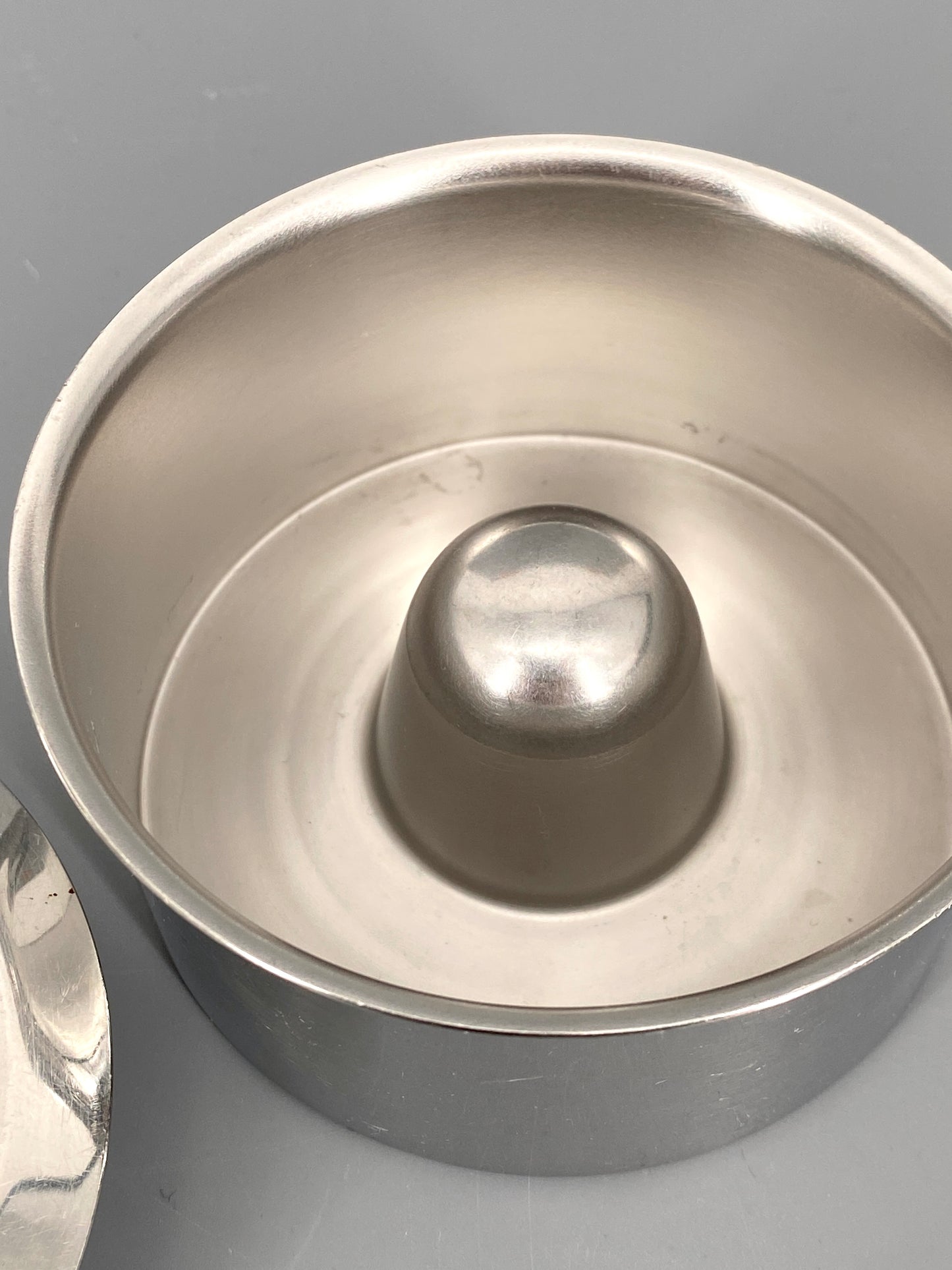 Aschenbecher von Alessi, Entwurf Marianne Brandt, Bauhaus