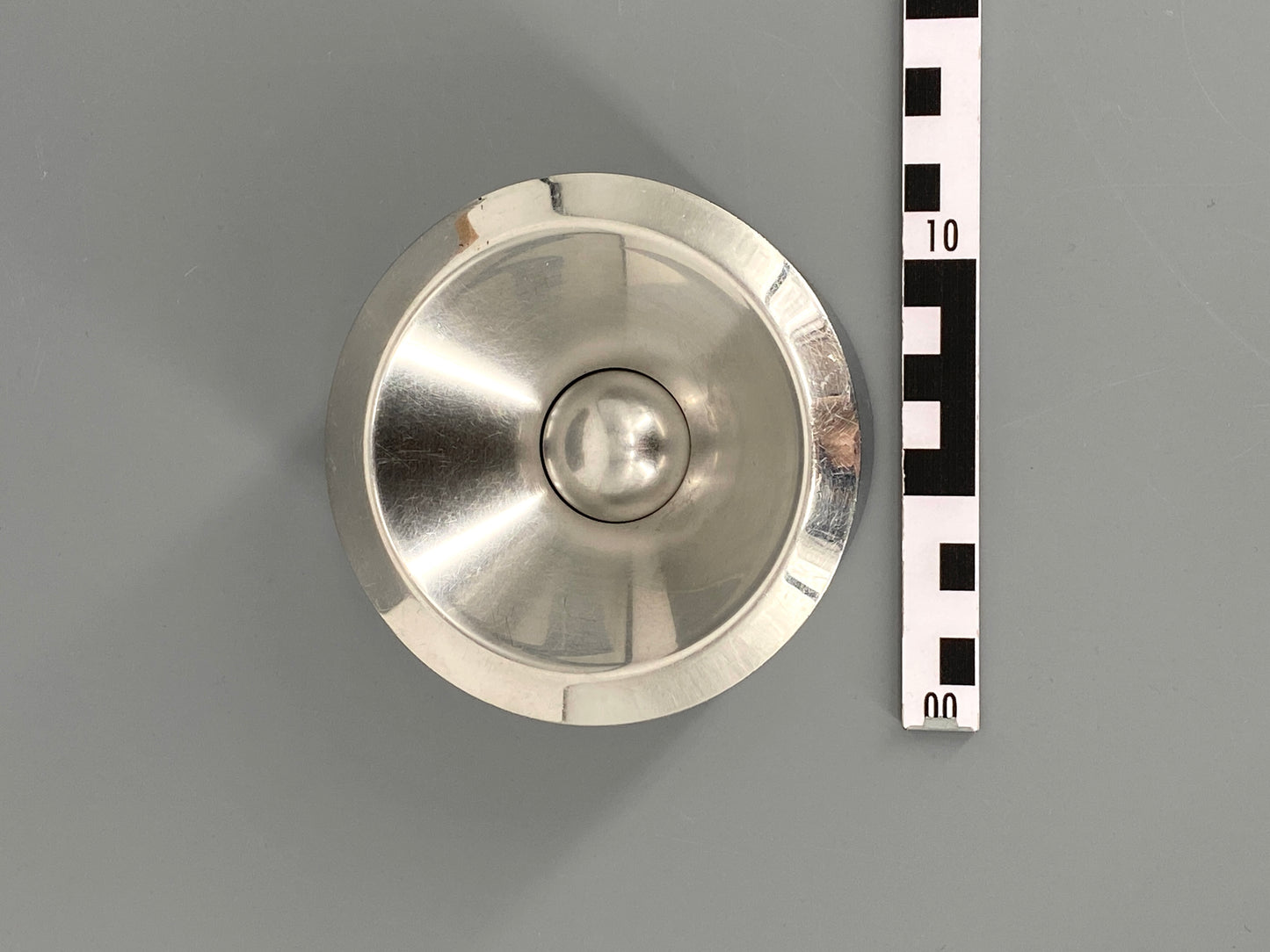Aschenbecher von Alessi, Entwurf Marianne Brandt, Bauhaus
