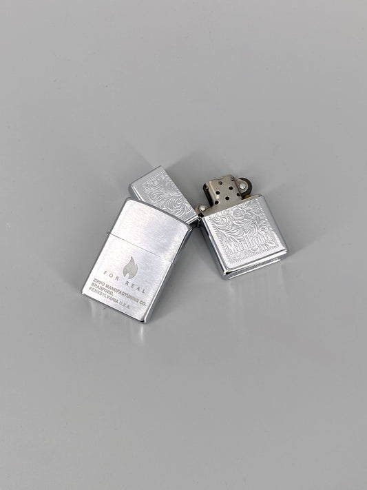 2 Zippo Benzinfeuerzeuge, "Marlboro" und "For Real"