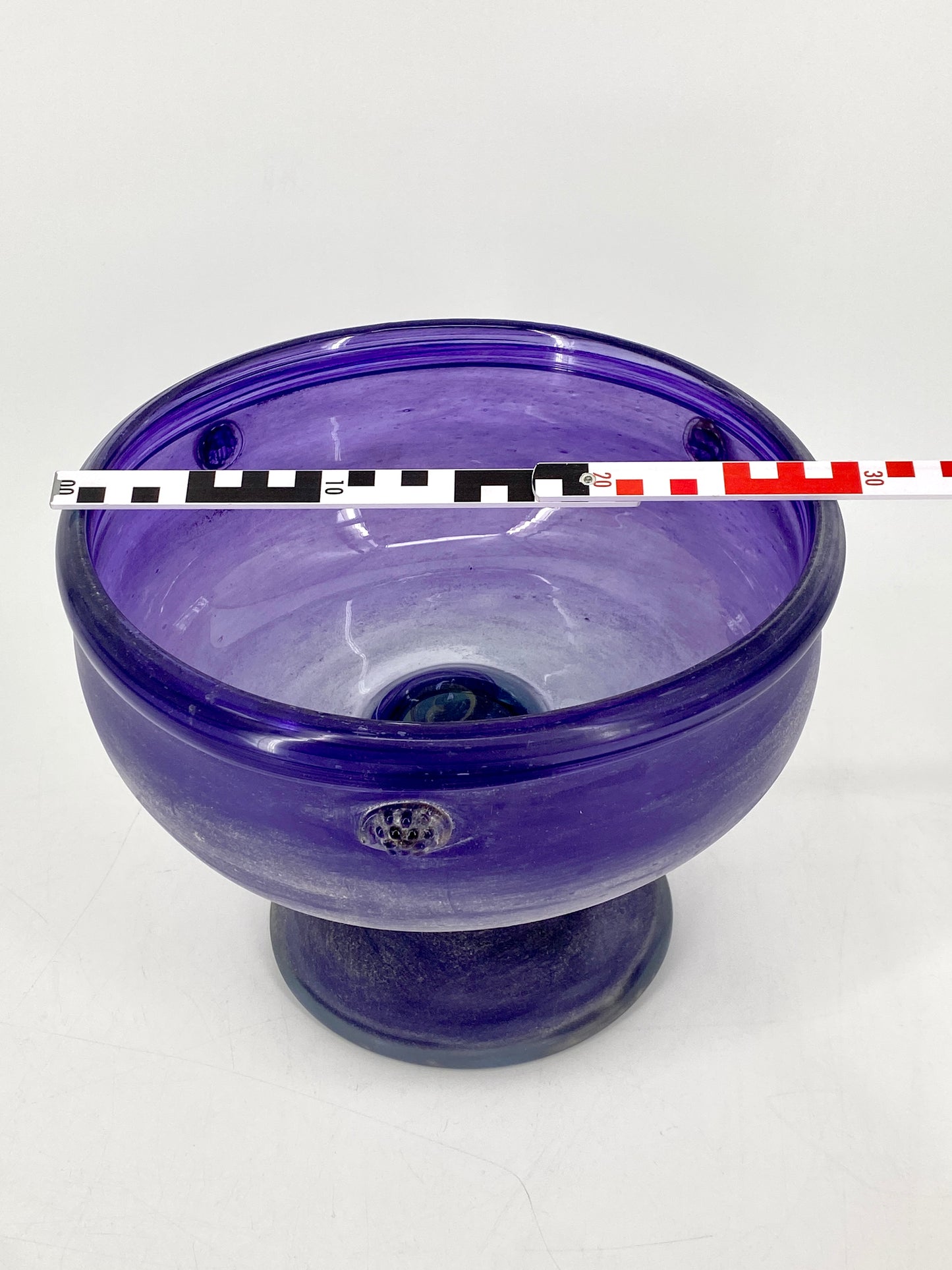 Große und schwere Glas-Fußschale in Violett aus Malta oder Gozo