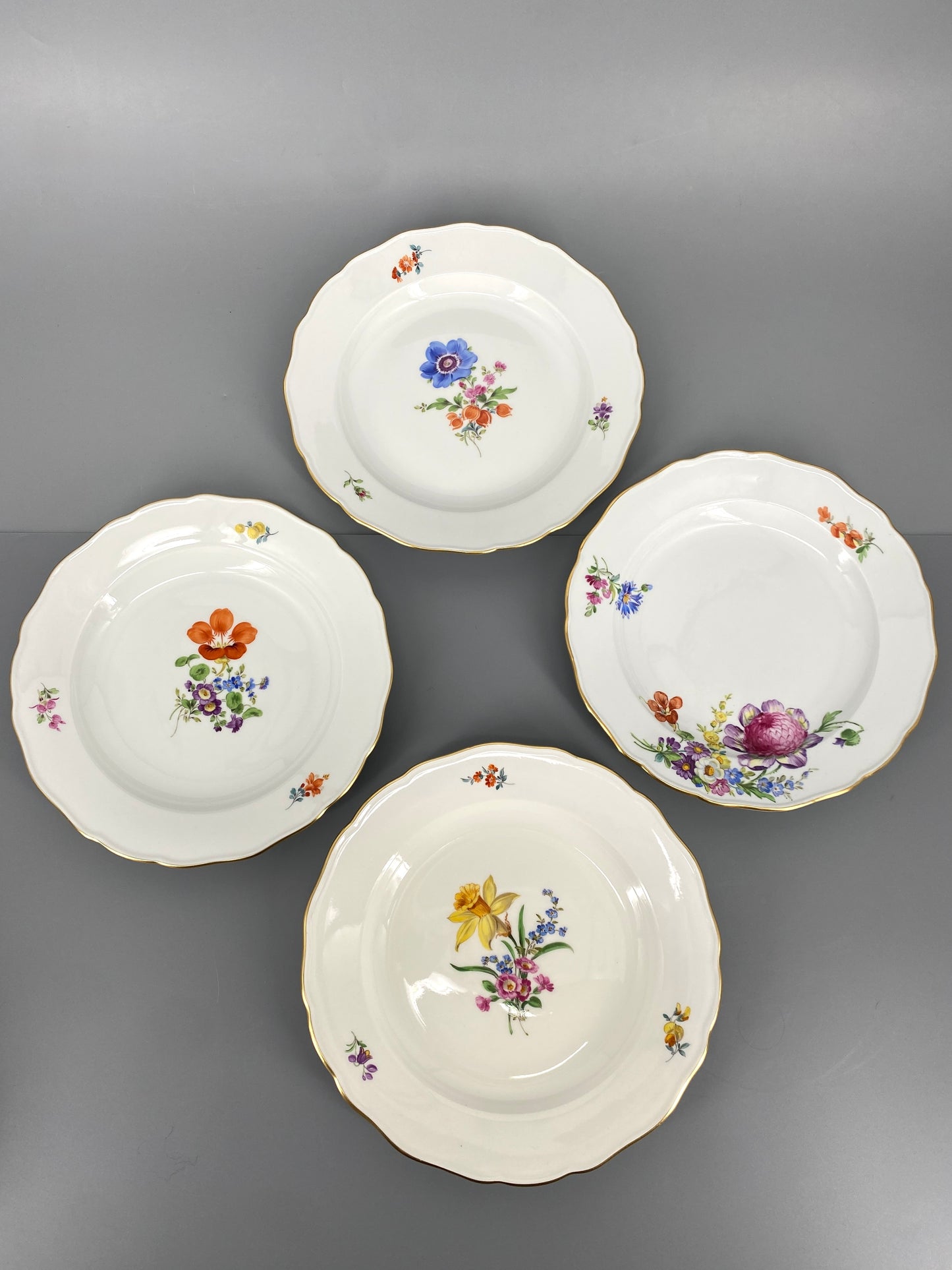 8 Porzellan Teller von Meissen, mit Blumenbukett und Streublumen