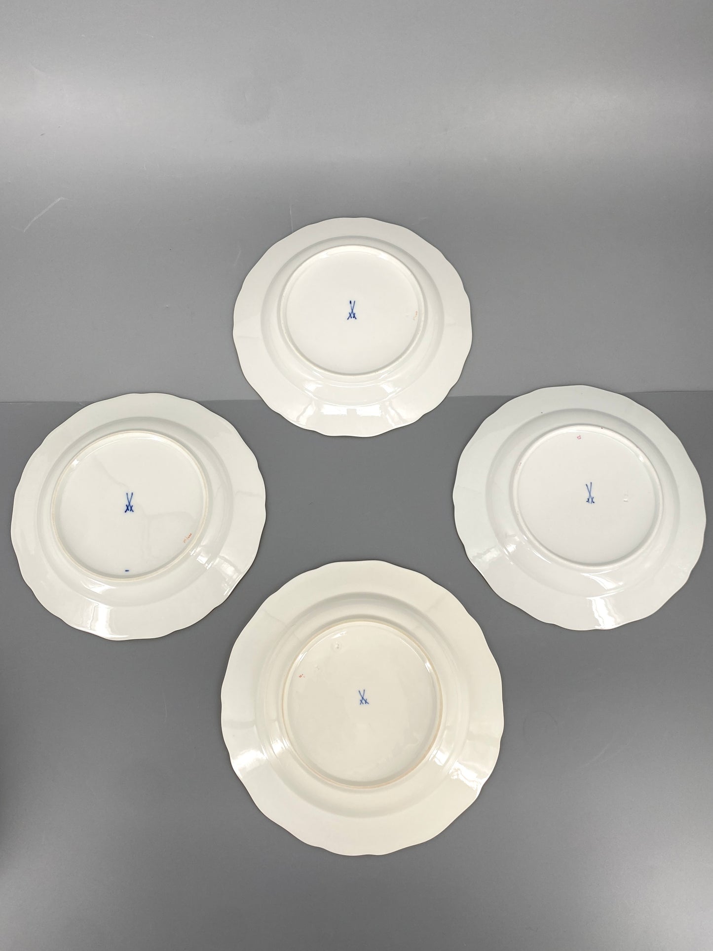 8 Porzellan Teller von Meissen, mit Blumenbukett und Streublumen