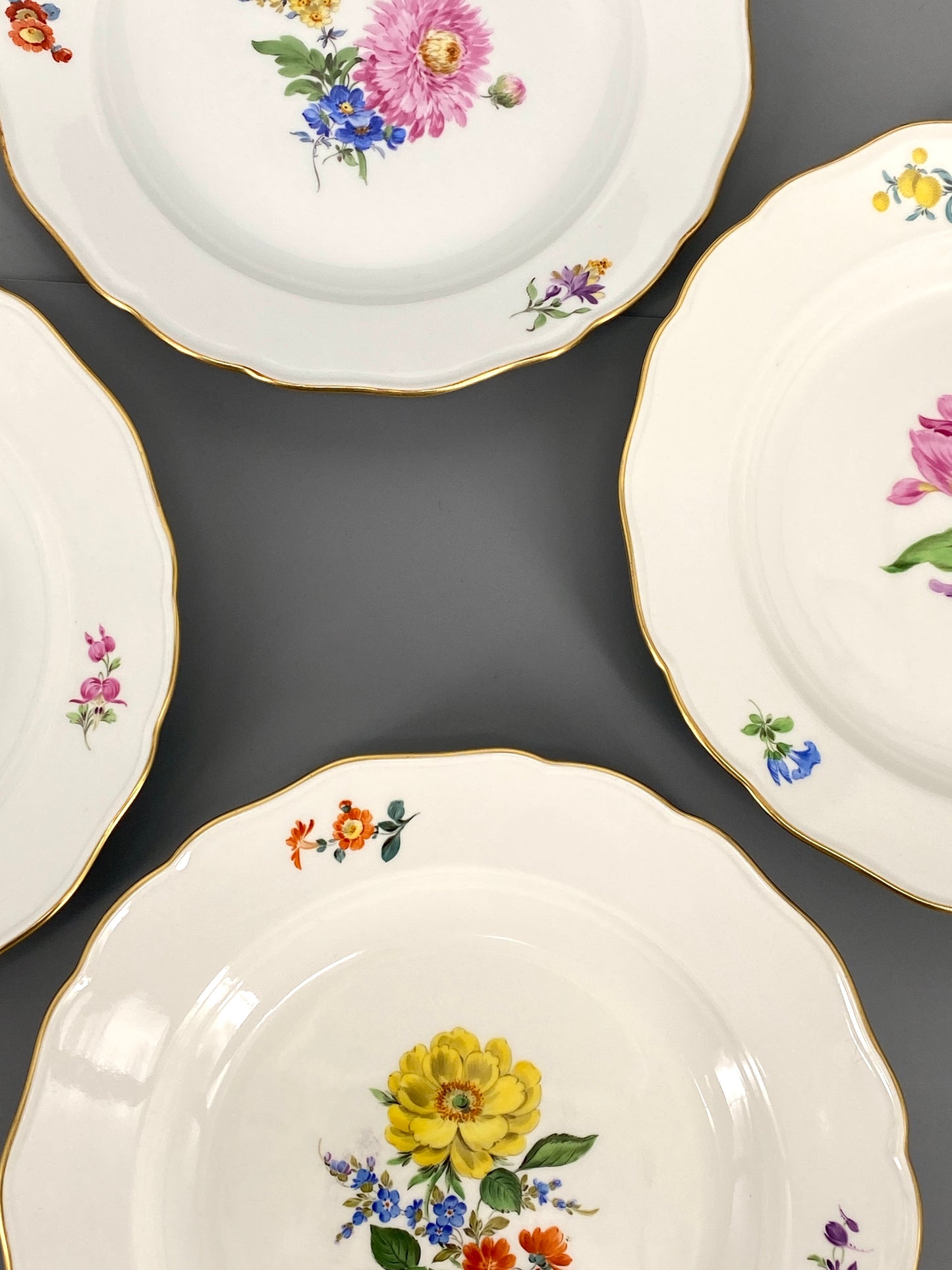 8 Porzellan Teller von Meissen, mit Blumenbukett und Streublumen