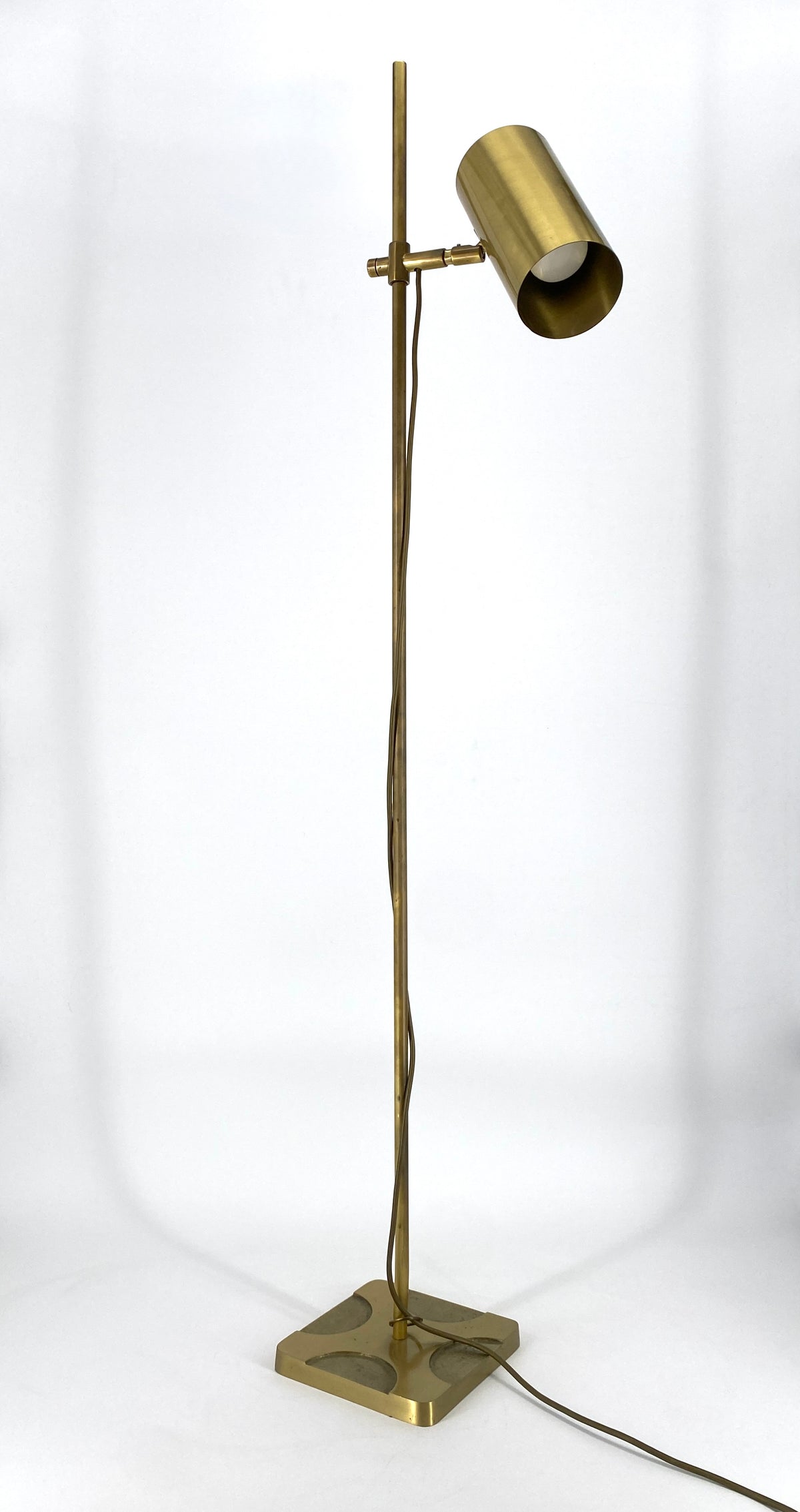 Höhenverstellbare Stehlampe / Leselampe aus Messing mit zylindrischem Schirm und massivem Gelenk, Italien 60/70er Jahre