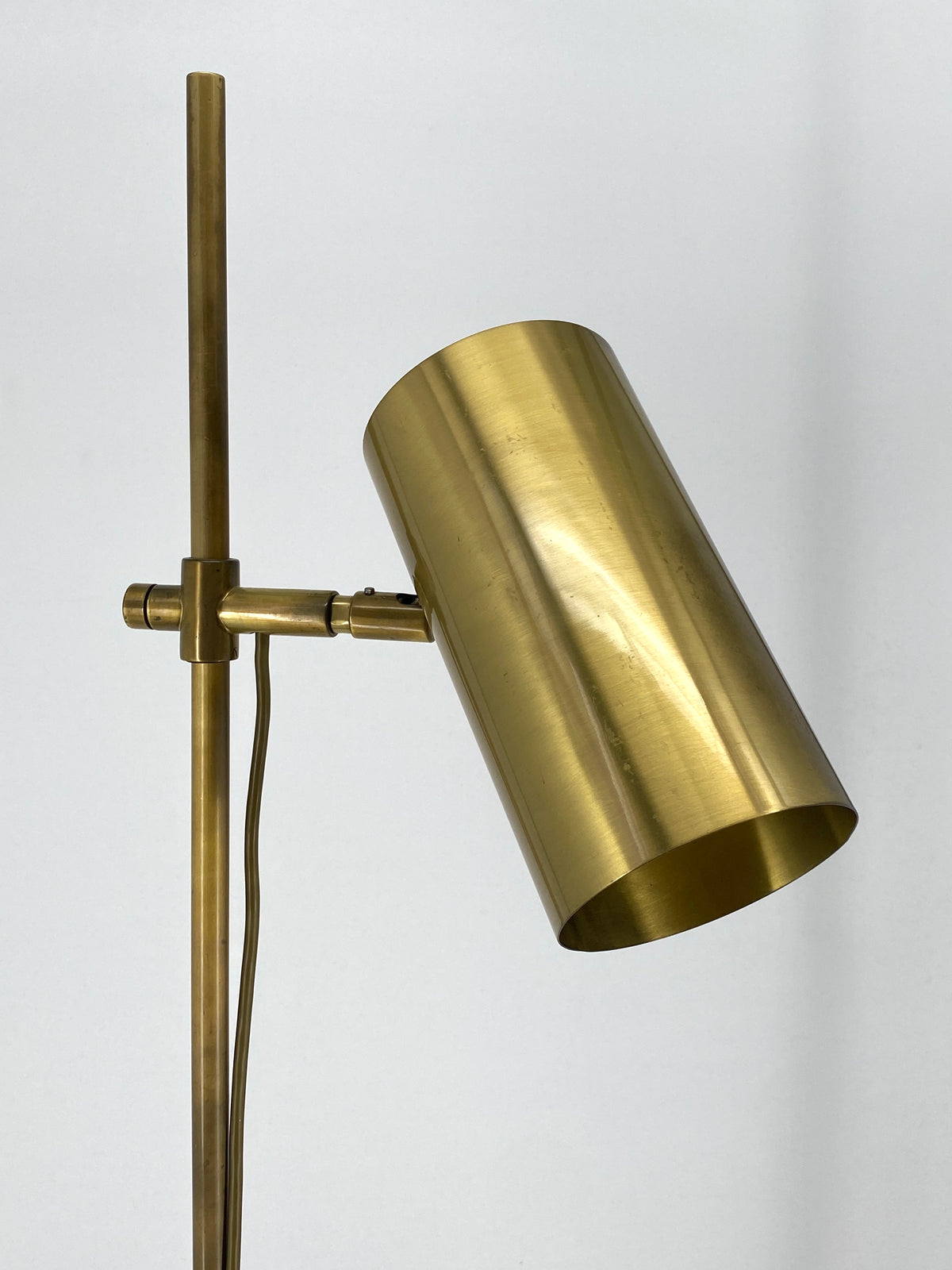 Höhenverstellbare Stehlampe / Leselampe aus Messing mit zylindrischem Schirm und massivem Gelenk, Italien 60/70er Jahre