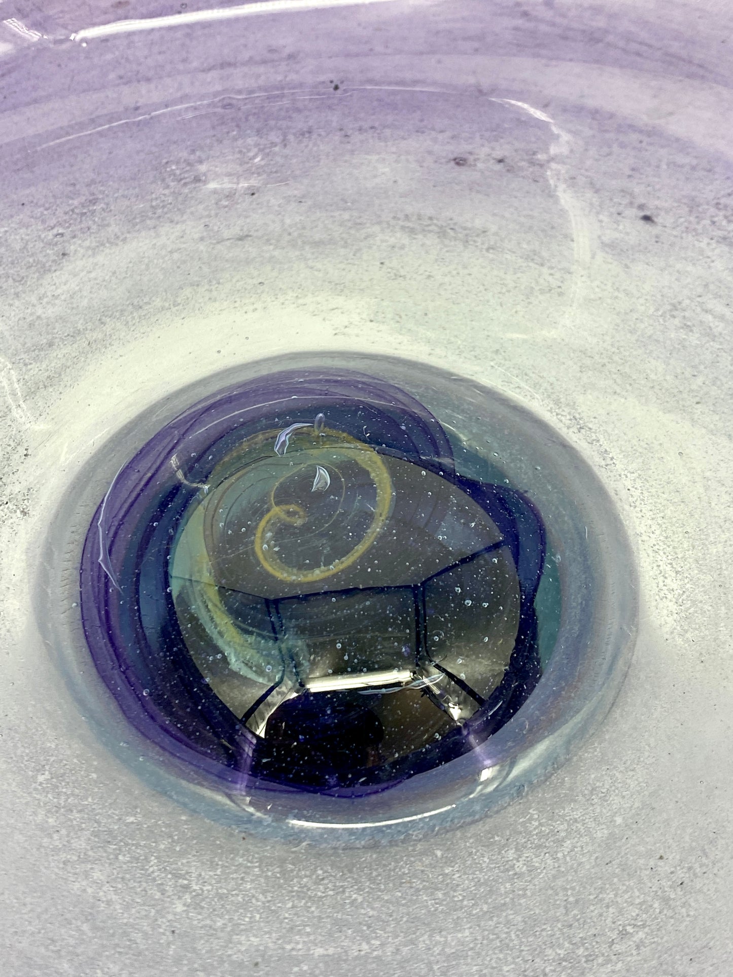 Große und schwere Glas-Fußschale in Violett aus Malta oder Gozo