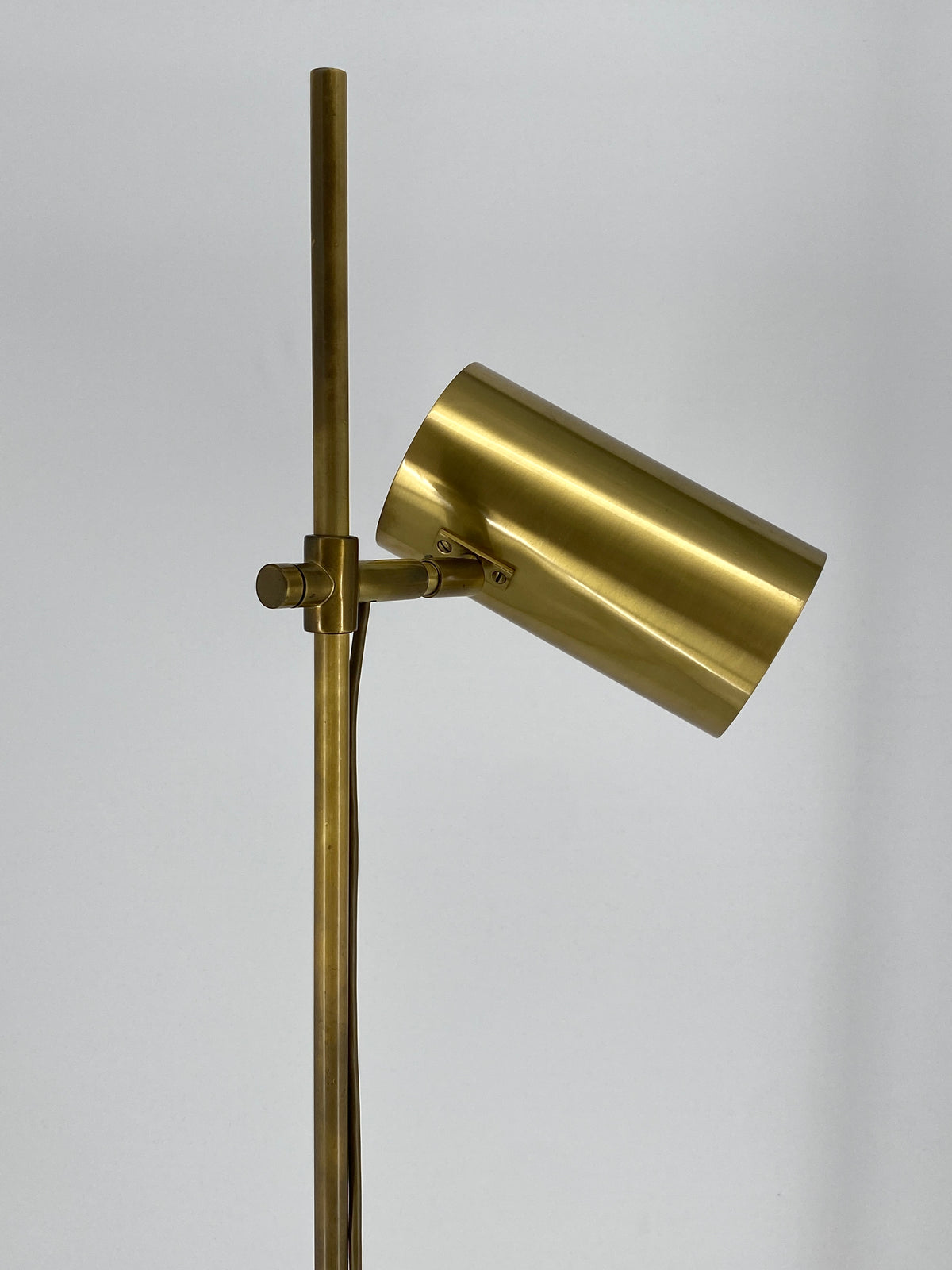 Höhenverstellbare Stehlampe / Leselampe aus Messing mit zylindrischem Schirm und massivem Gelenk, Italien 60/70er Jahre