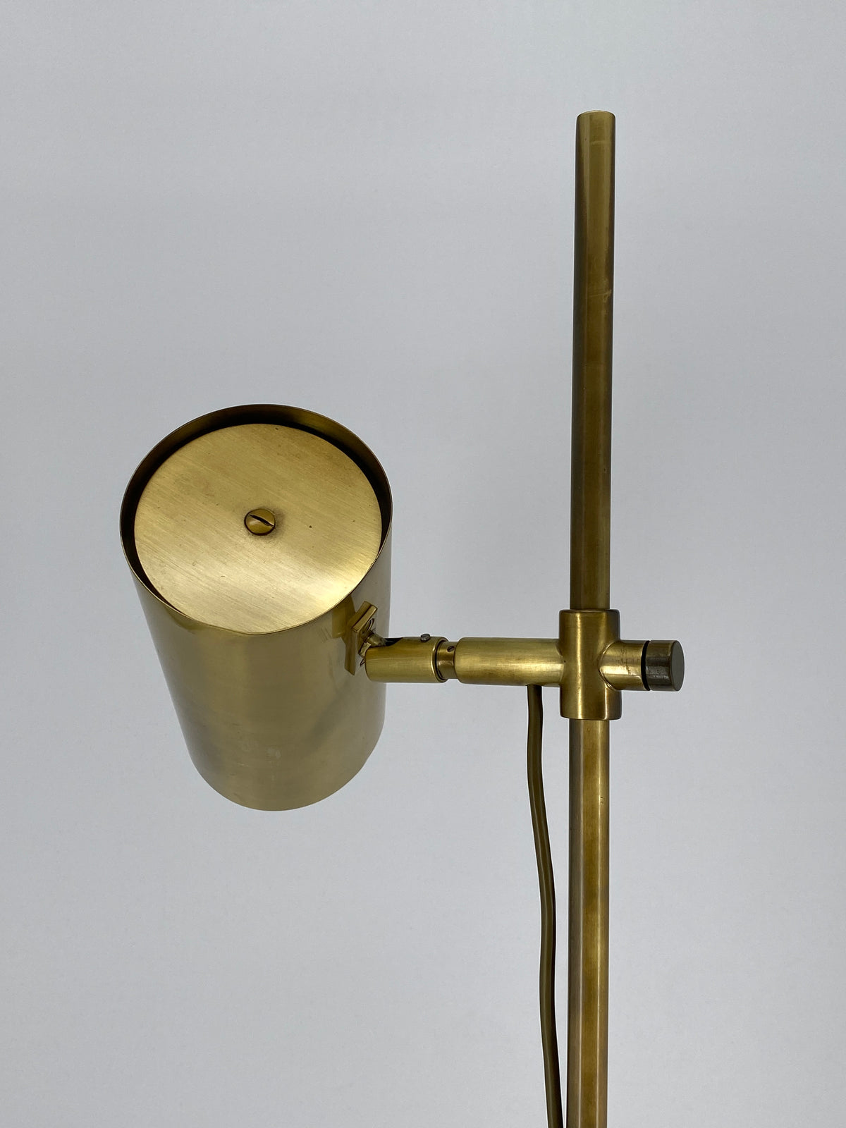 Höhenverstellbare Stehlampe / Leselampe aus Messing mit zylindrischem Schirm und massivem Gelenk, Italien 60/70er Jahre