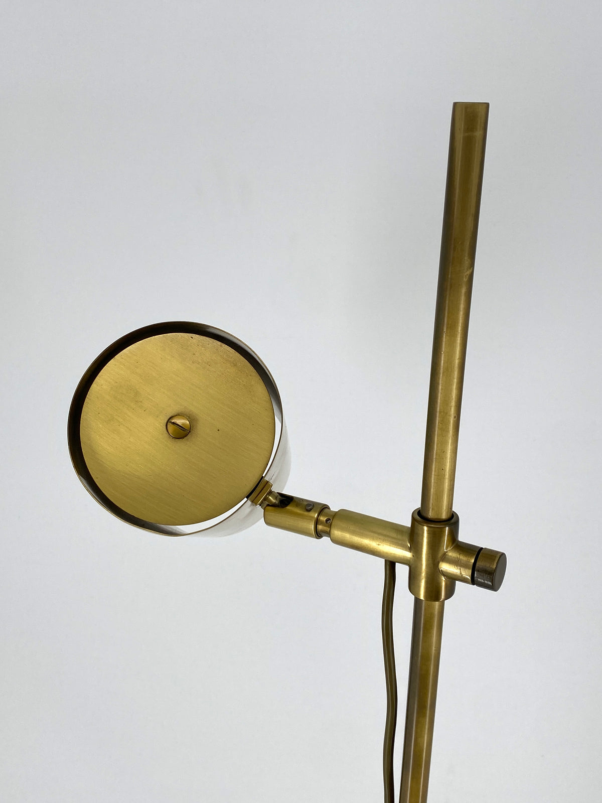 Höhenverstellbare Stehlampe / Leselampe aus Messing mit zylindrischem Schirm und massivem Gelenk, Italien 60/70er Jahre