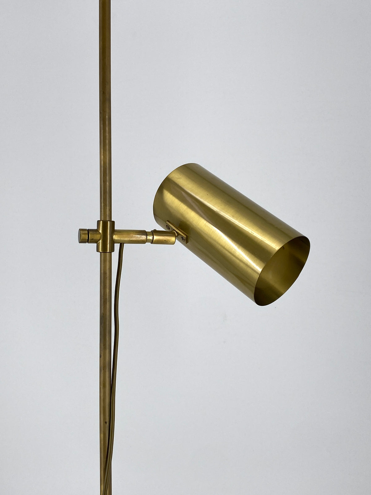 Höhenverstellbare Stehlampe / Leselampe aus Messing mit zylindrischem Schirm und massivem Gelenk, Italien 60/70er Jahre