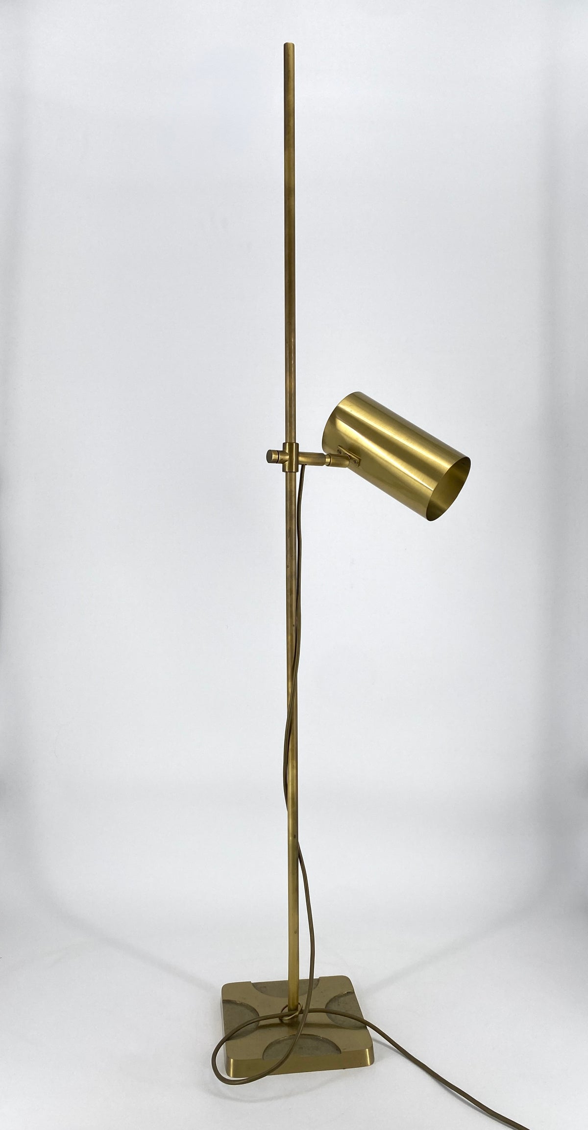 Höhenverstellbare Stehlampe / Leselampe aus Messing mit zylindrischem Schirm und massivem Gelenk, Italien 60/70er Jahre