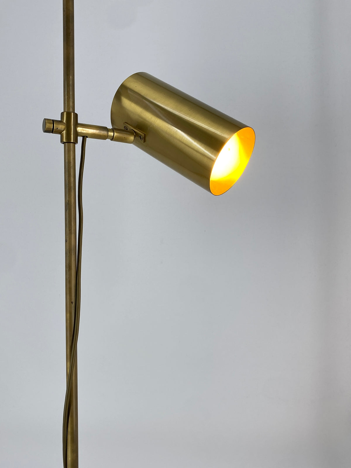 Höhenverstellbare Stehlampe / Leselampe aus Messing mit zylindrischem Schirm und massivem Gelenk, Italien 60/70er Jahre