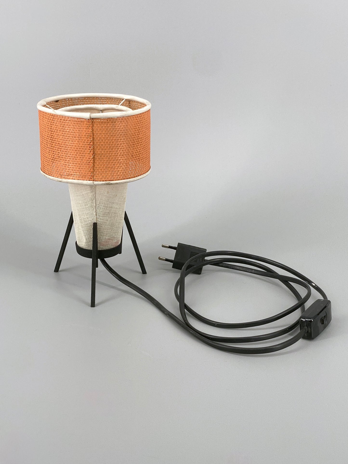 Mid Century Tischlampe mit Stahl Stäben und Lampenschirm aus feinem Gewebe