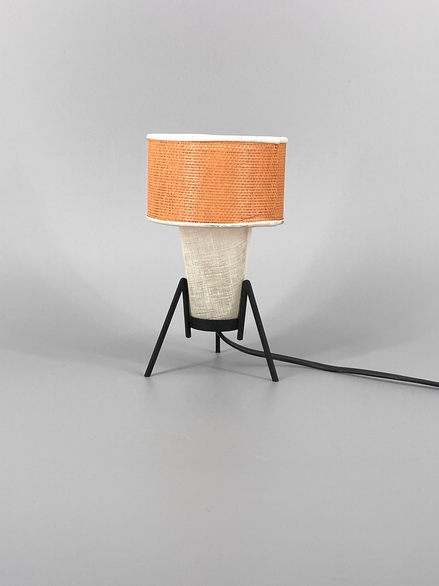 Mid Century Tischlampe mit Stahl Stäben und Lampenschirm aus feinem Gewebe