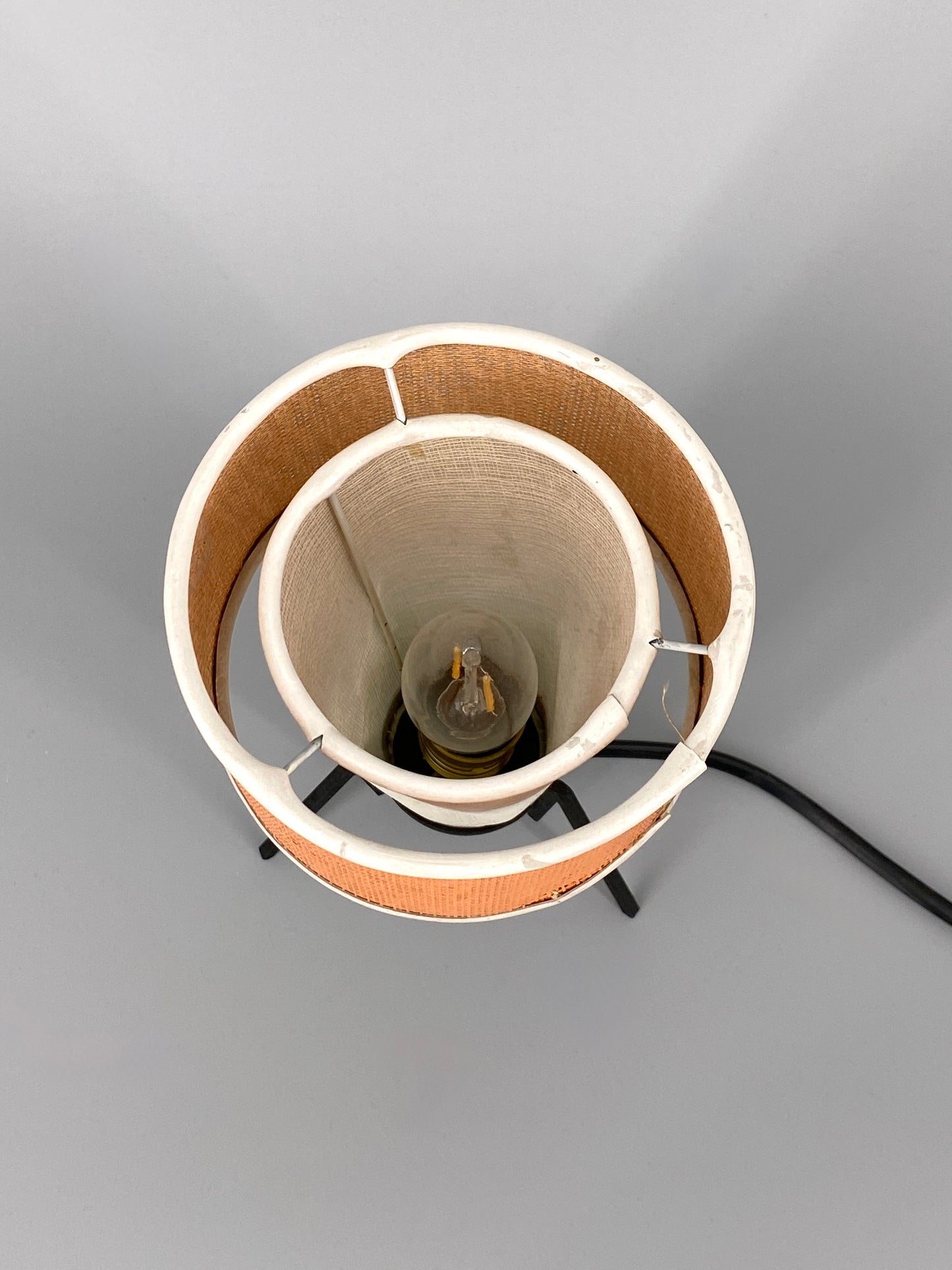 Mid Century Tischlampe mit Stahl Stäben und Lampenschirm aus feinem Gewebe