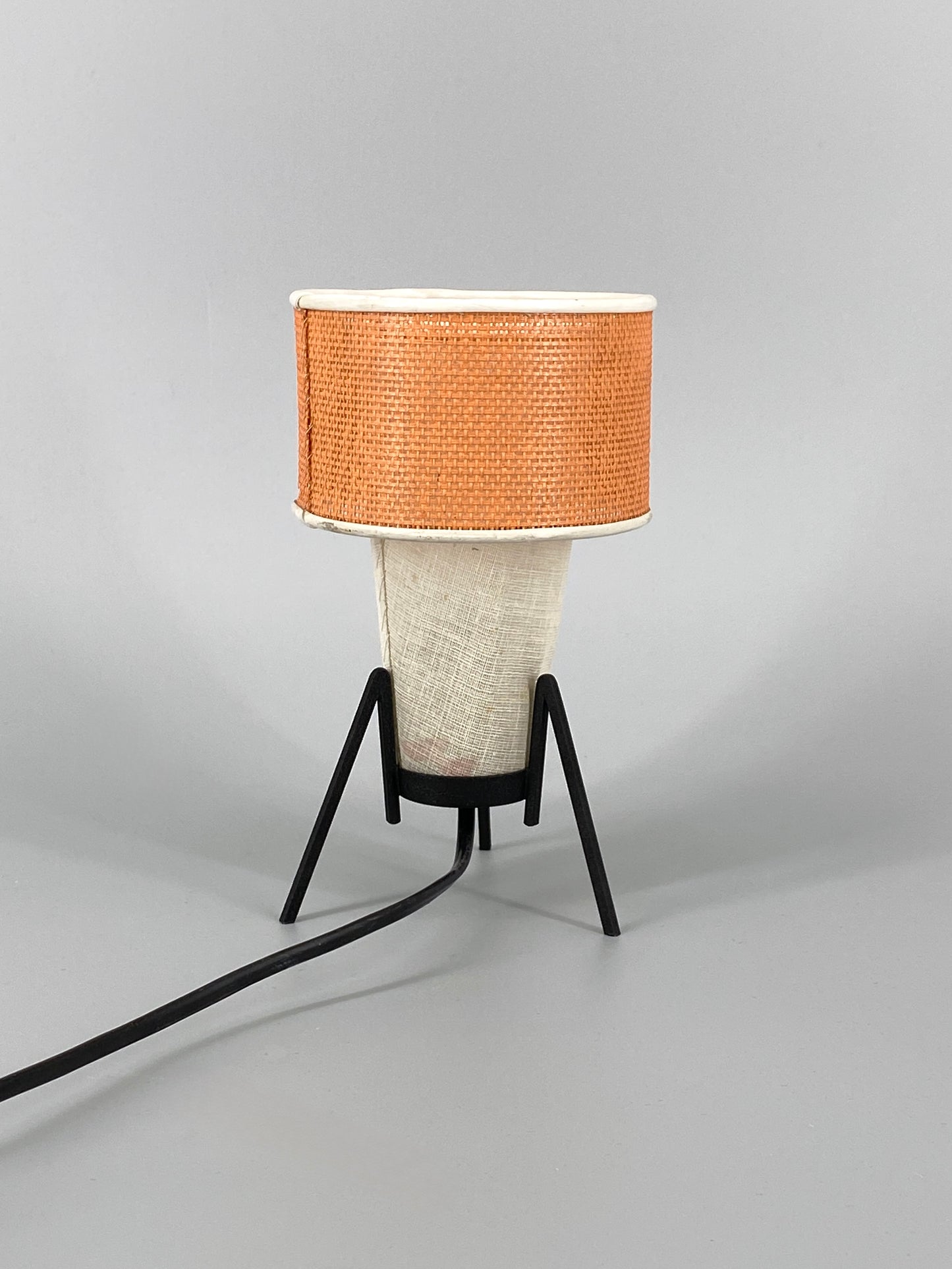Mid Century Tischlampe mit Stahl Stäben und Lampenschirm aus feinem Gewebe