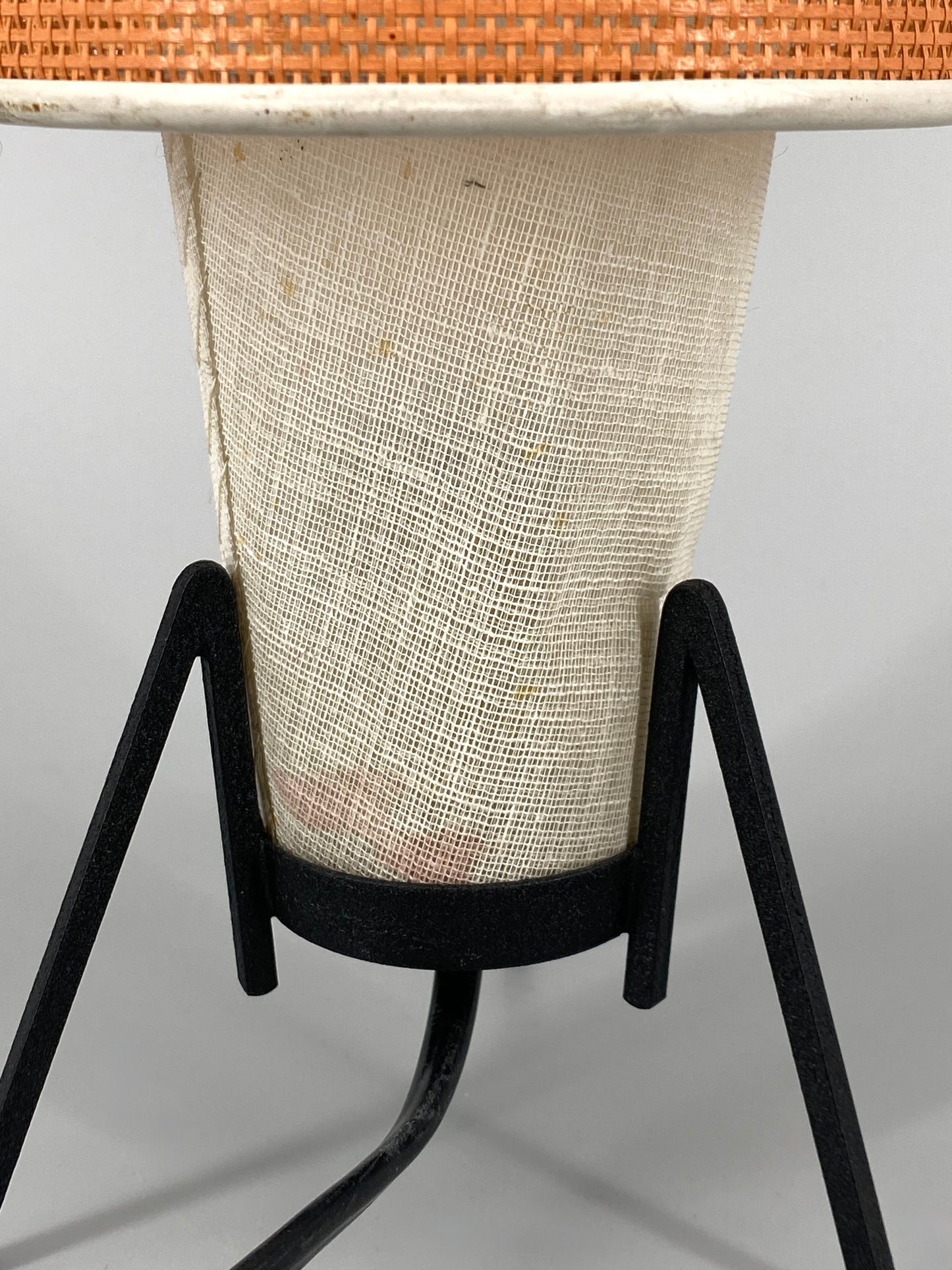 Mid Century Tischlampe mit Stahl Stäben und Lampenschirm aus feinem Gewebe