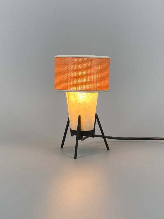 Mid Century Tischlampe mit Stahl Stäben und Lampenschirm aus feinem Gewebe