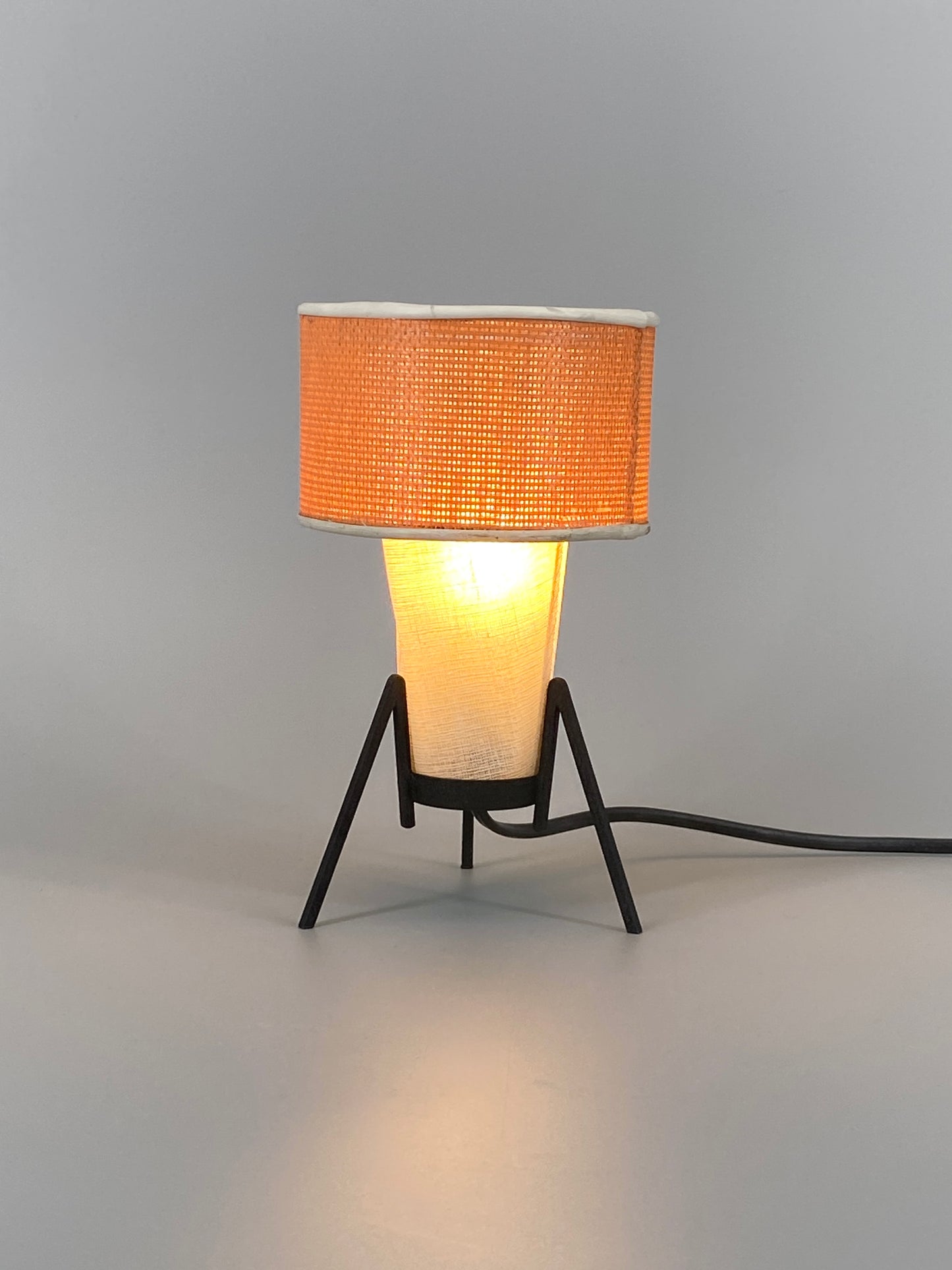 Mid Century Tischlampe mit Stahl Stäben und Lampenschirm aus feinem Gewebe