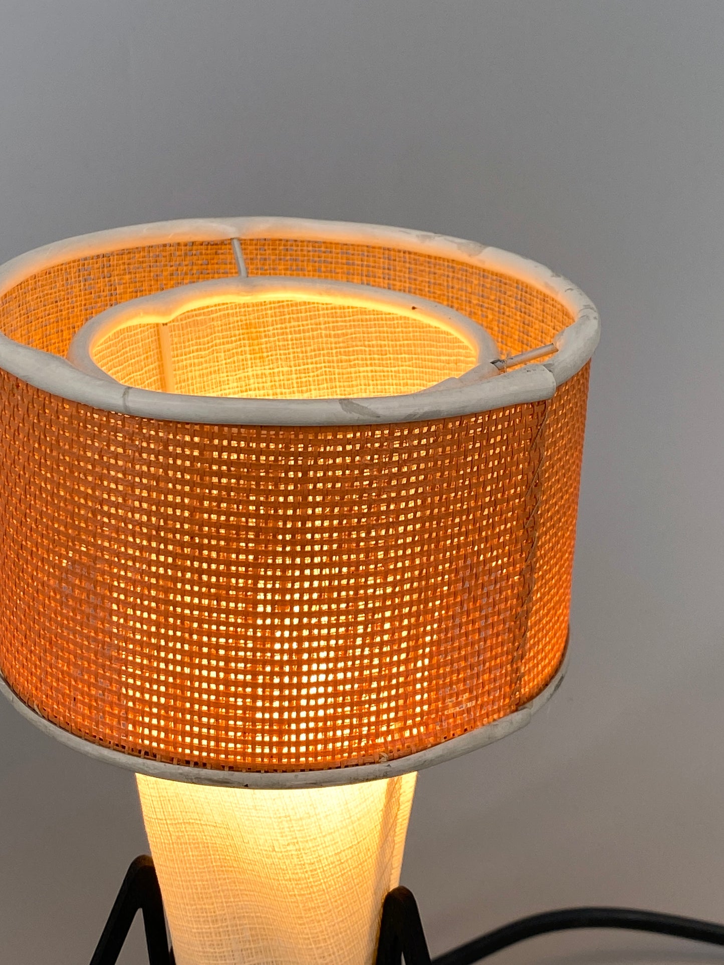 Mid Century Tischlampe mit Stahl Stäben und Lampenschirm aus feinem Gewebe